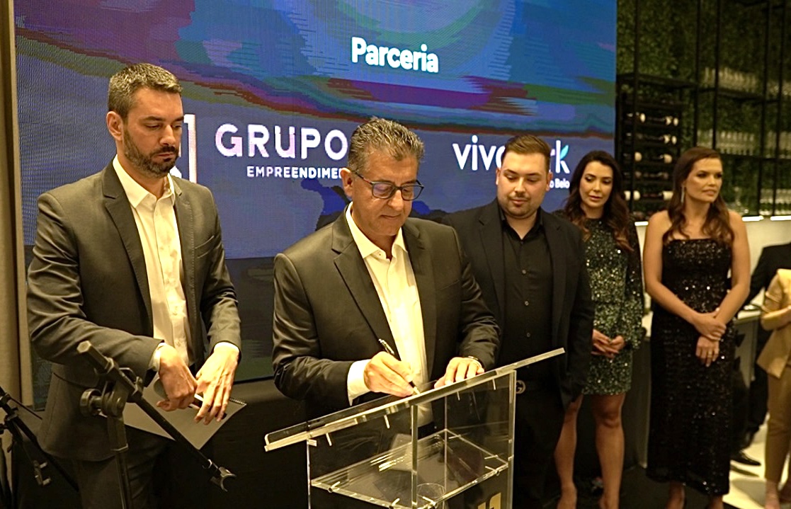 Roderjan Volaco assinando a parceria entre Vokkan e Grupo N1
