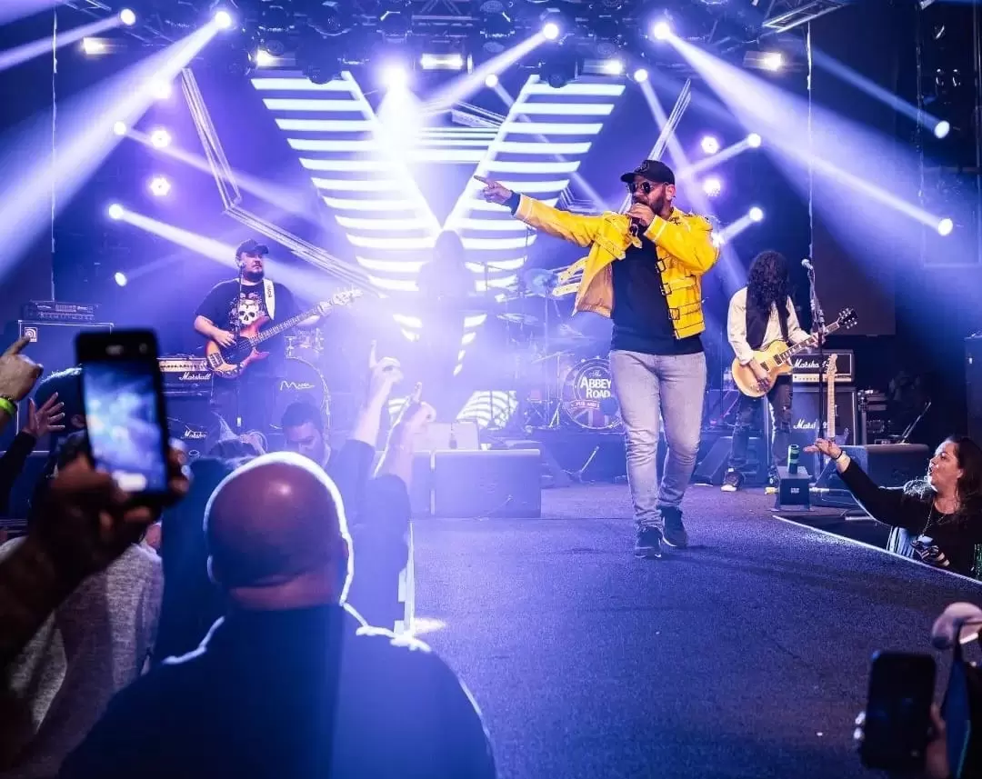 Tributo ao Queen e DJ Kiko Beck agitam a Zoom neste final de semana