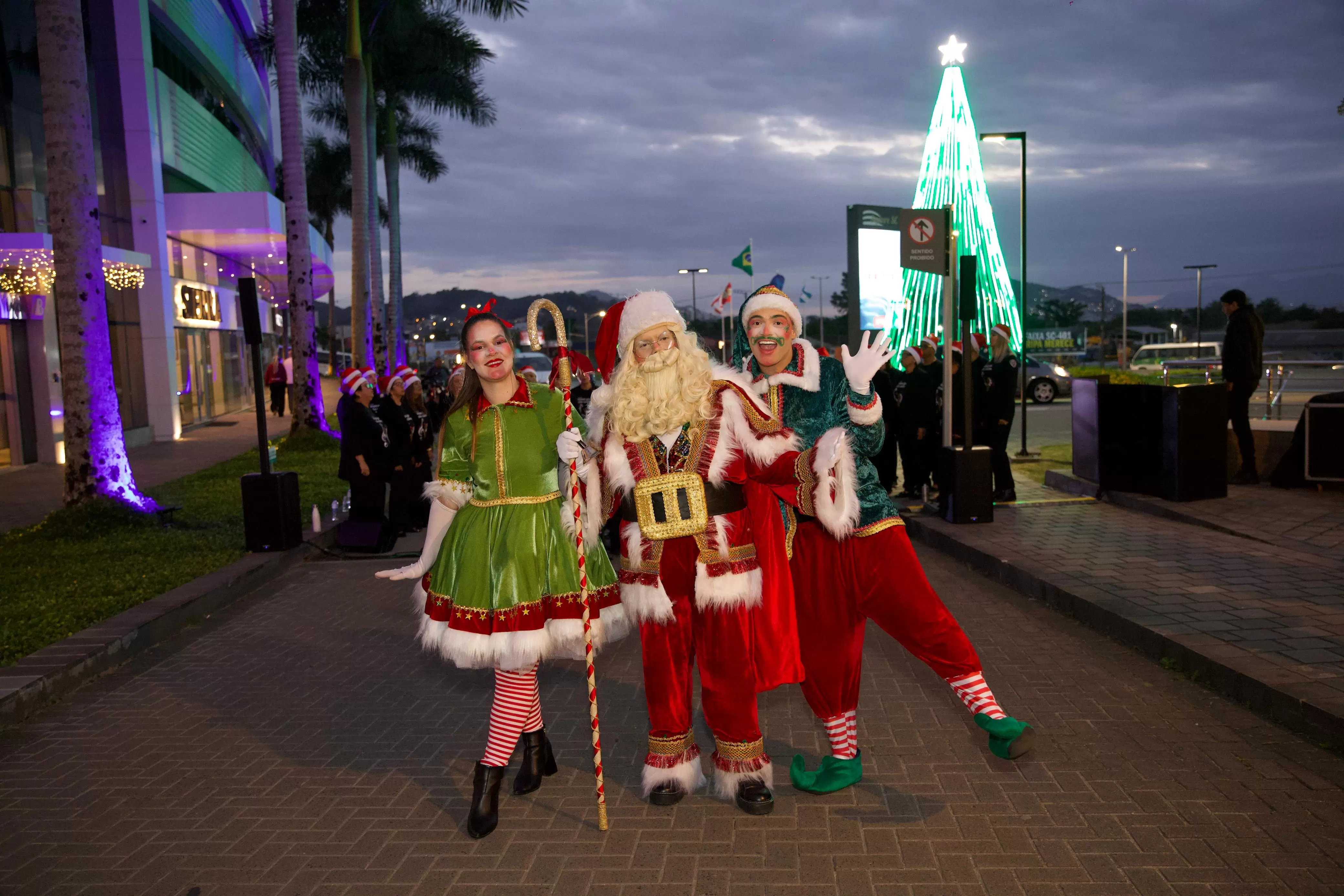 Magia e encantamento marcaram a chegada do Papai Noel no Square SC