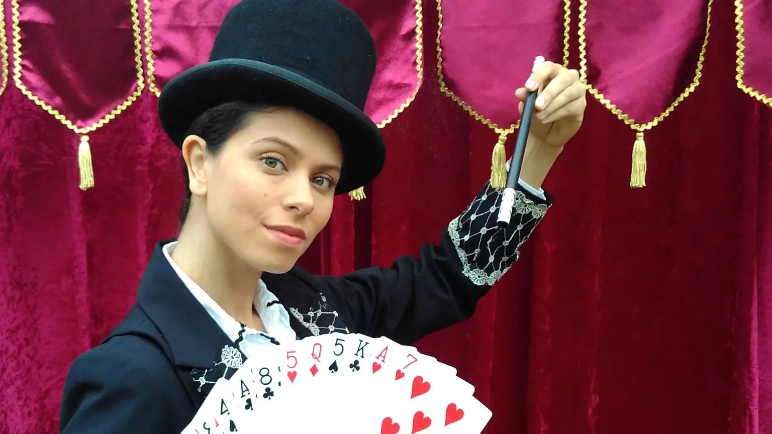 Com direção de Sandro Spigolon, mágica e ilusionismo são atração do Domingo com teatro