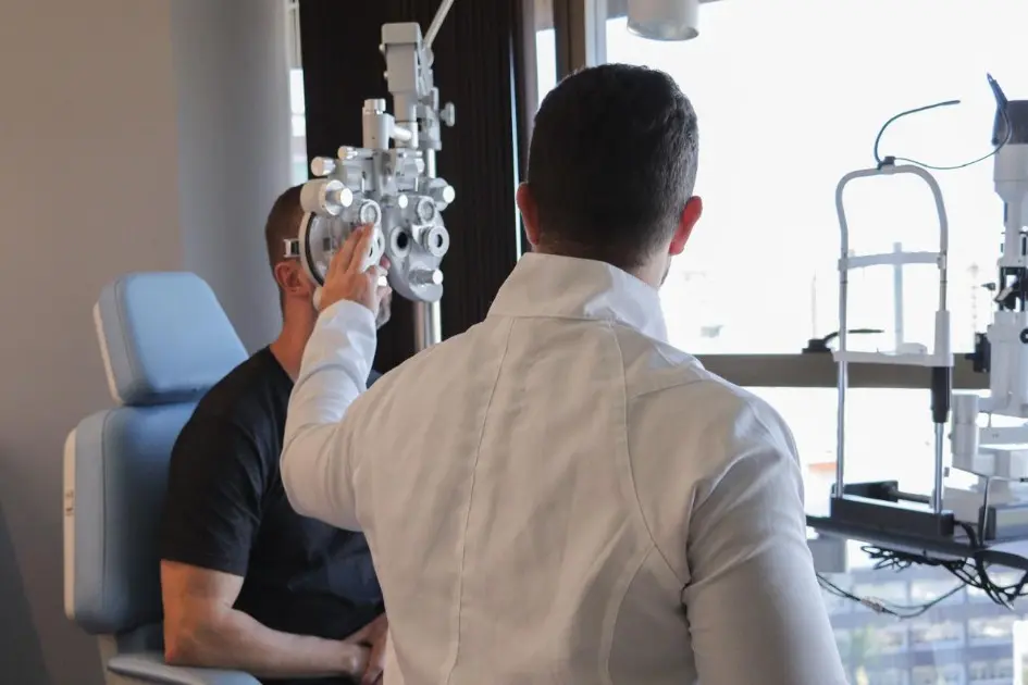 Cirurgia refrativa depois dos 40? Tecnologia permite corrigir visão de longe e de perto