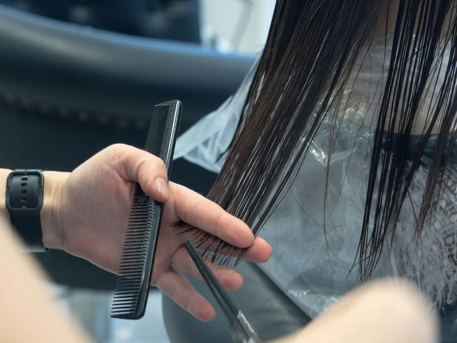 Outubro Rosa: ação em Florianópolis oferece cortes gratuitos e transforma mechas em perucas para mulheres com câncer