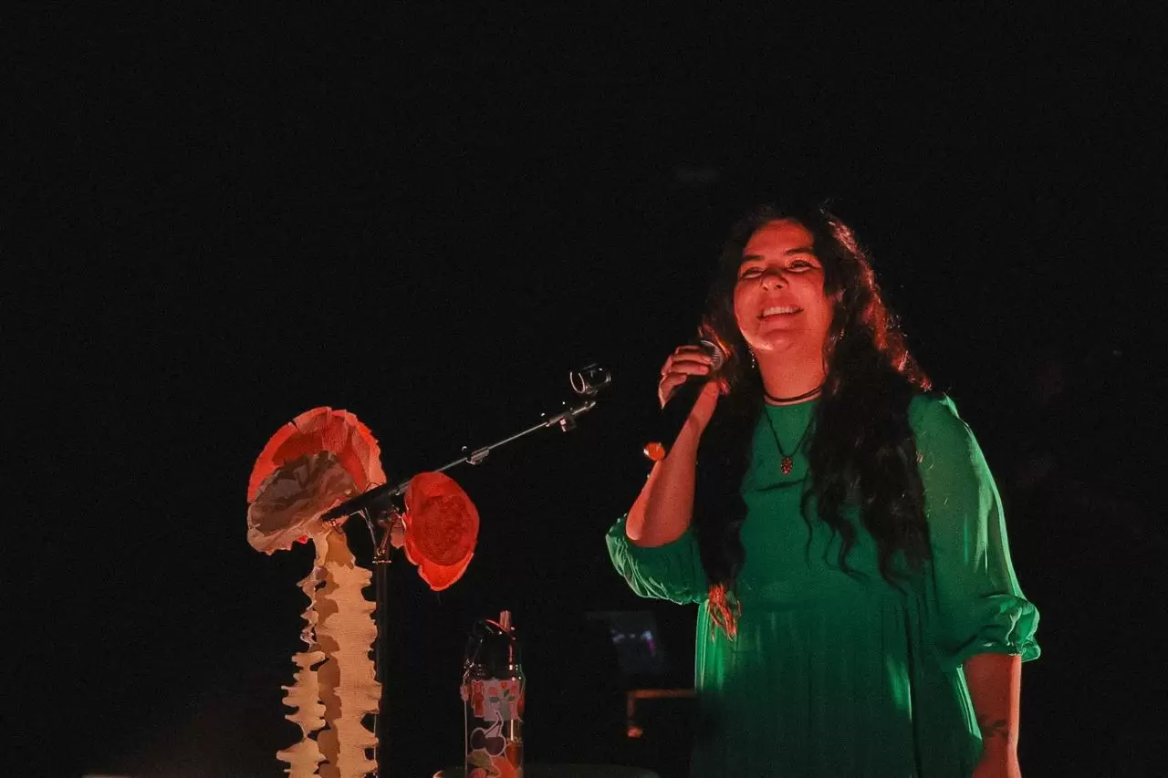 AMANDA LINHARES LANÇA MÚSICA NOVA, CLIPE E FINANCIAMENTO COLETIVO, EM NOITE EMOCIONANTE