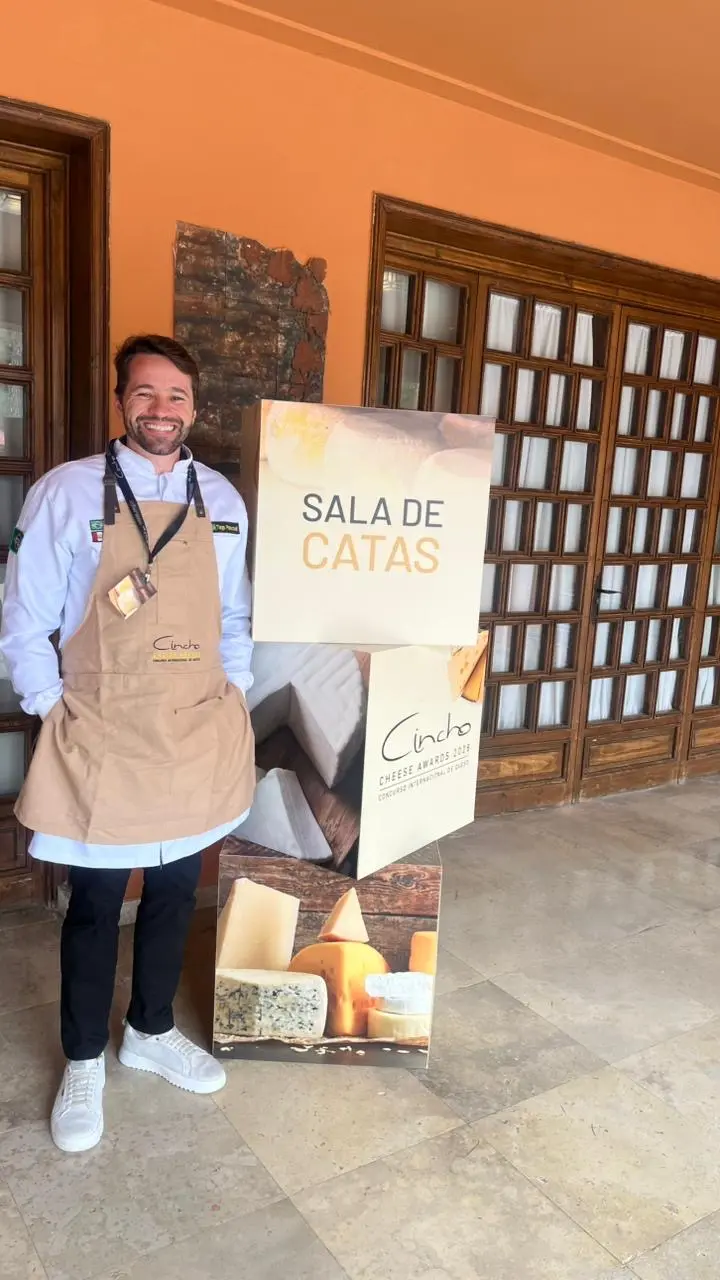 Tiago Pascoal, da Aoqueijo, de Florianópolis, foi o único representante brasileiro no júri do Cincho Cheese Awards 2026, uma das competições de queijo mais importantes do mundo