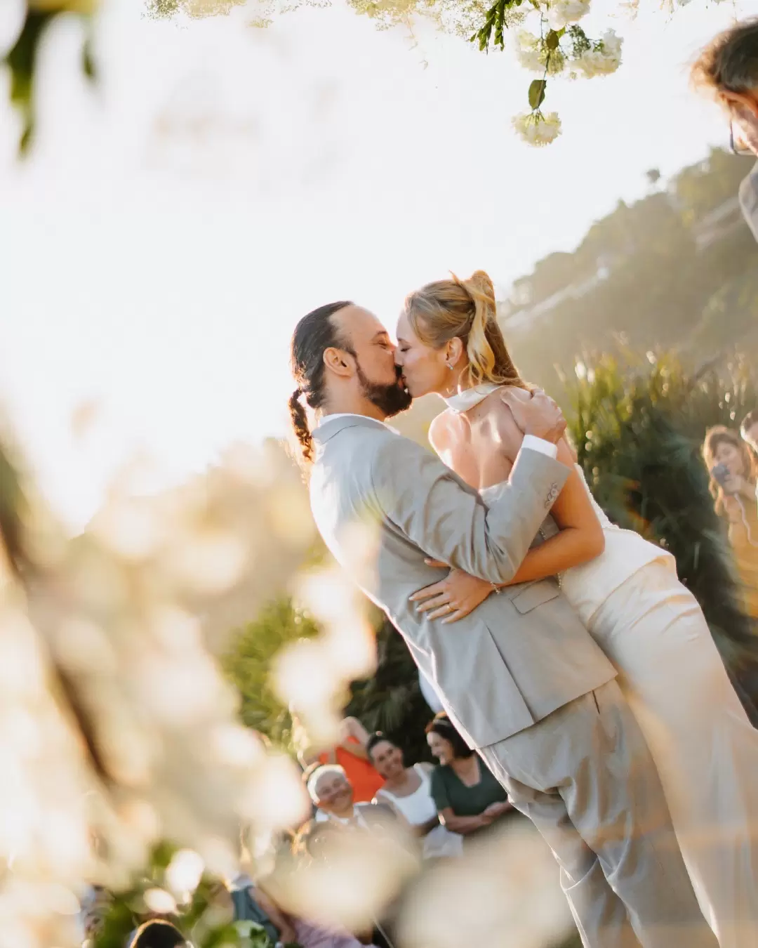 Solitário surfista não está mais só: Gabriel, o Pensador, se casa na Praia do Rosa