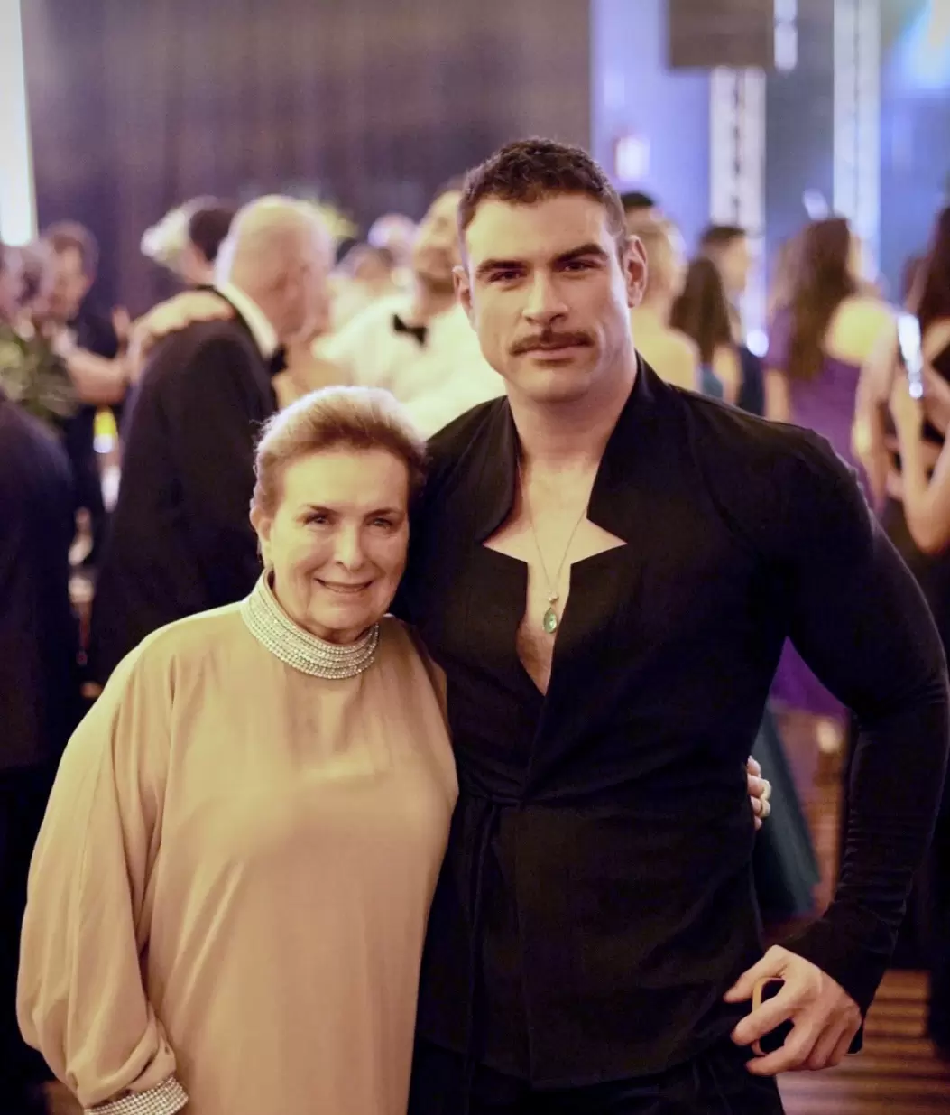 Rafael Carneiro, estilista das famosas, recebe homenagem na 21ª Noite de Gala Brusquense
