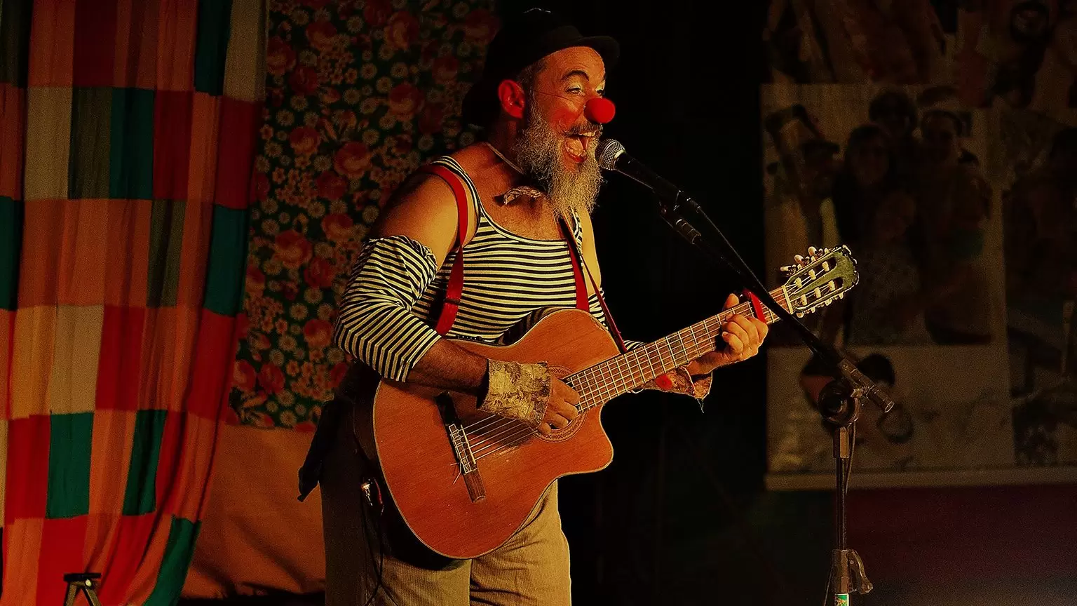Grupo Los Gran Nanicos apresenta espetáculo musical para a criançada neste Domingo com Teatro