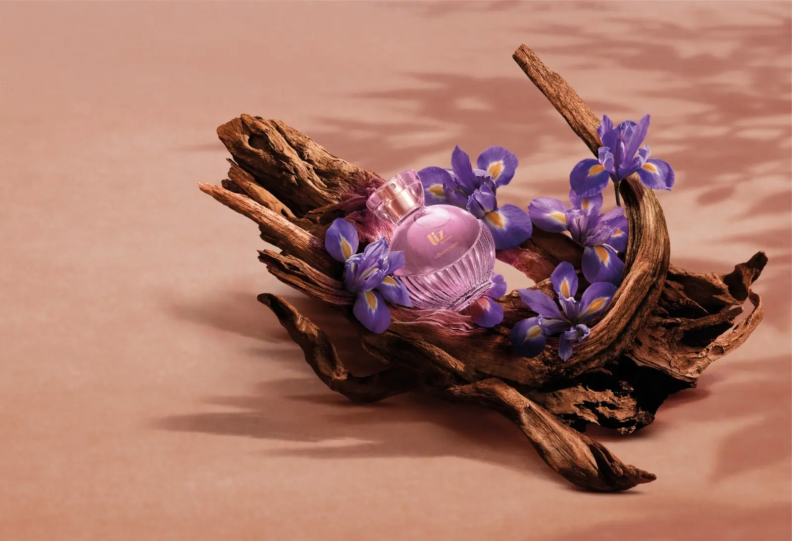 Com ingrediente raro da perfumaria internacional, O Boticário redefine o amadeirado feminino no lançamento de Liz D'Essence
