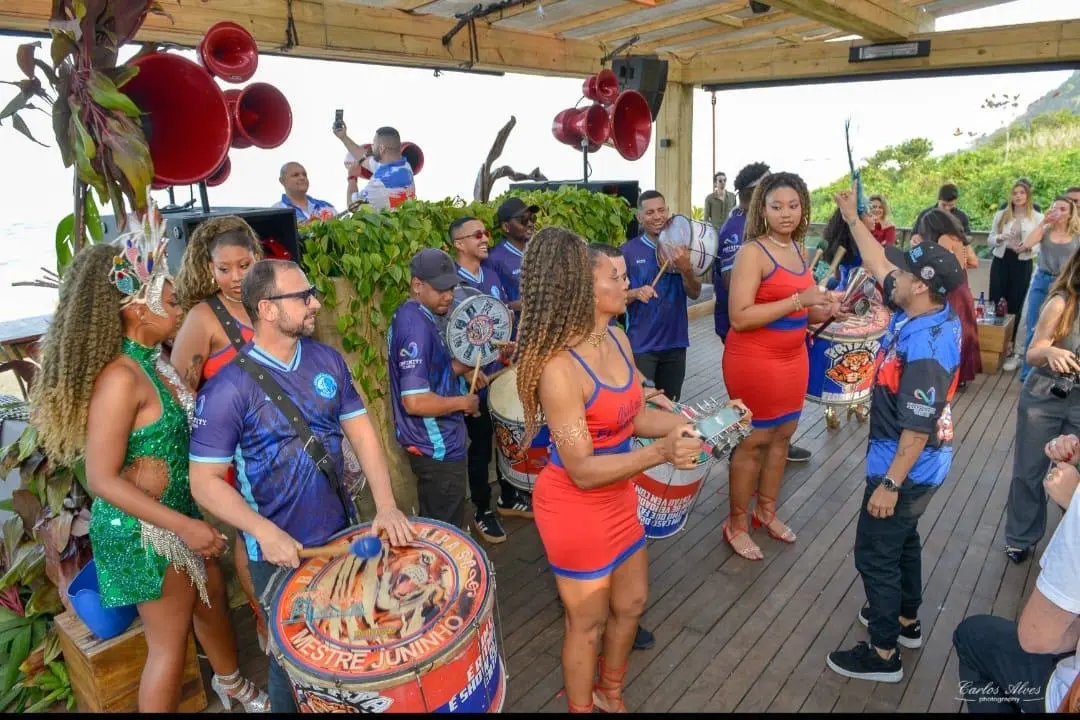 Samba toma conta do Largo José Daux, no Norte da Ilha, com bateria de escola de samba neste sábado, 24