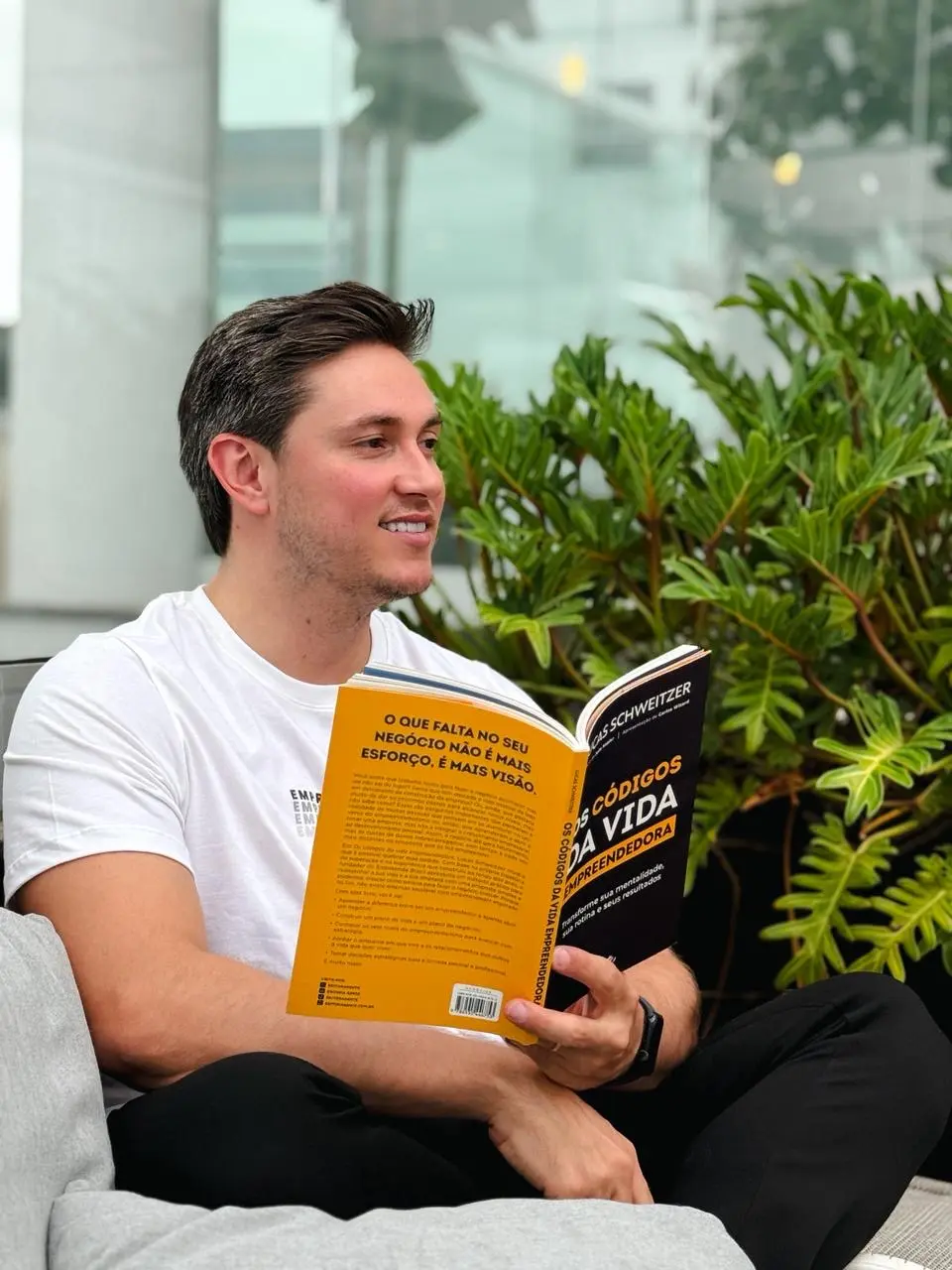 Lucas Schweitzer lança segundo livro “Os Códigos da Vida Empreendedora”,