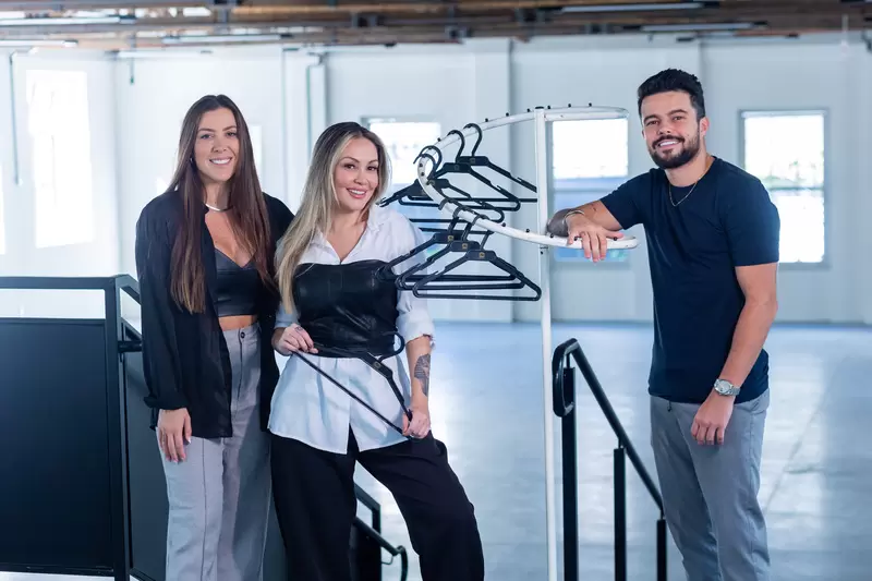 Influencers Fashion Bazar traz desapegos de personalidades de Floripa e grandes marcas com curadoria impecável