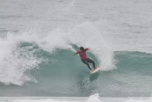 Semifinais da segunda etapa do Dream Tour são definidas na praia da Ferrugem, em Garopaba