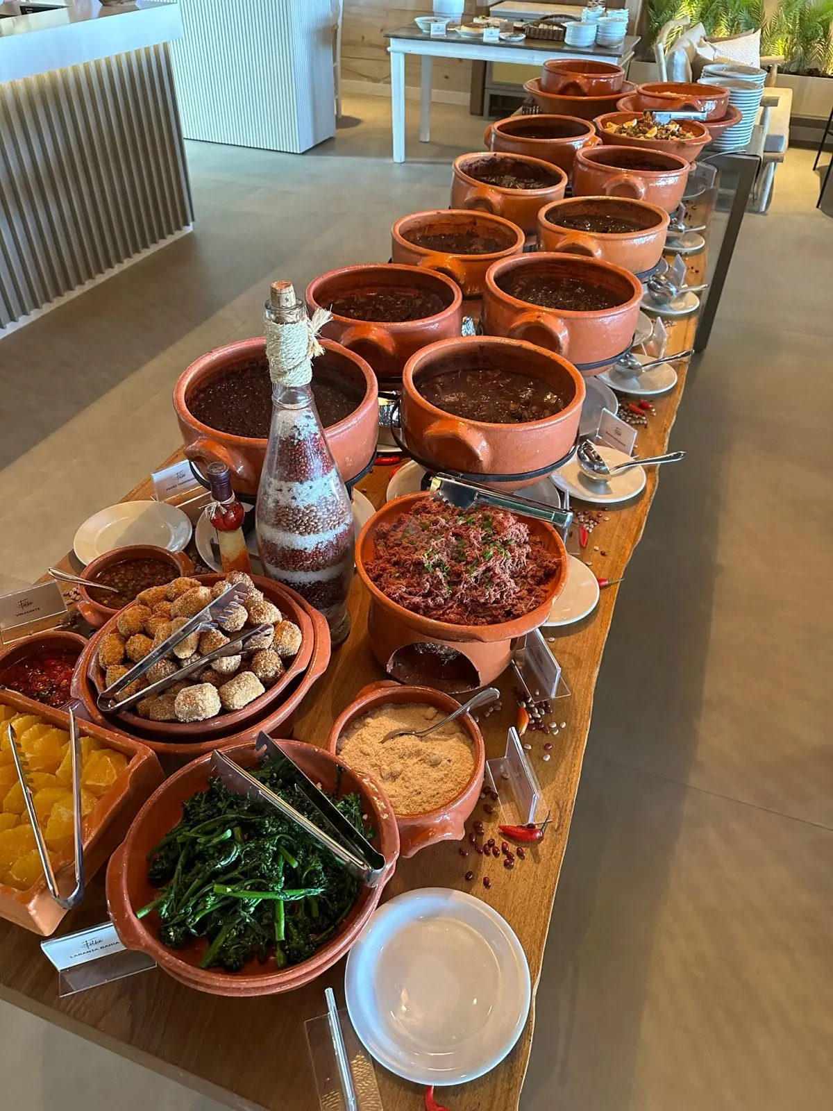Folha Beach Club prepara feijoada especial de Dia das Mães em Jurerê In