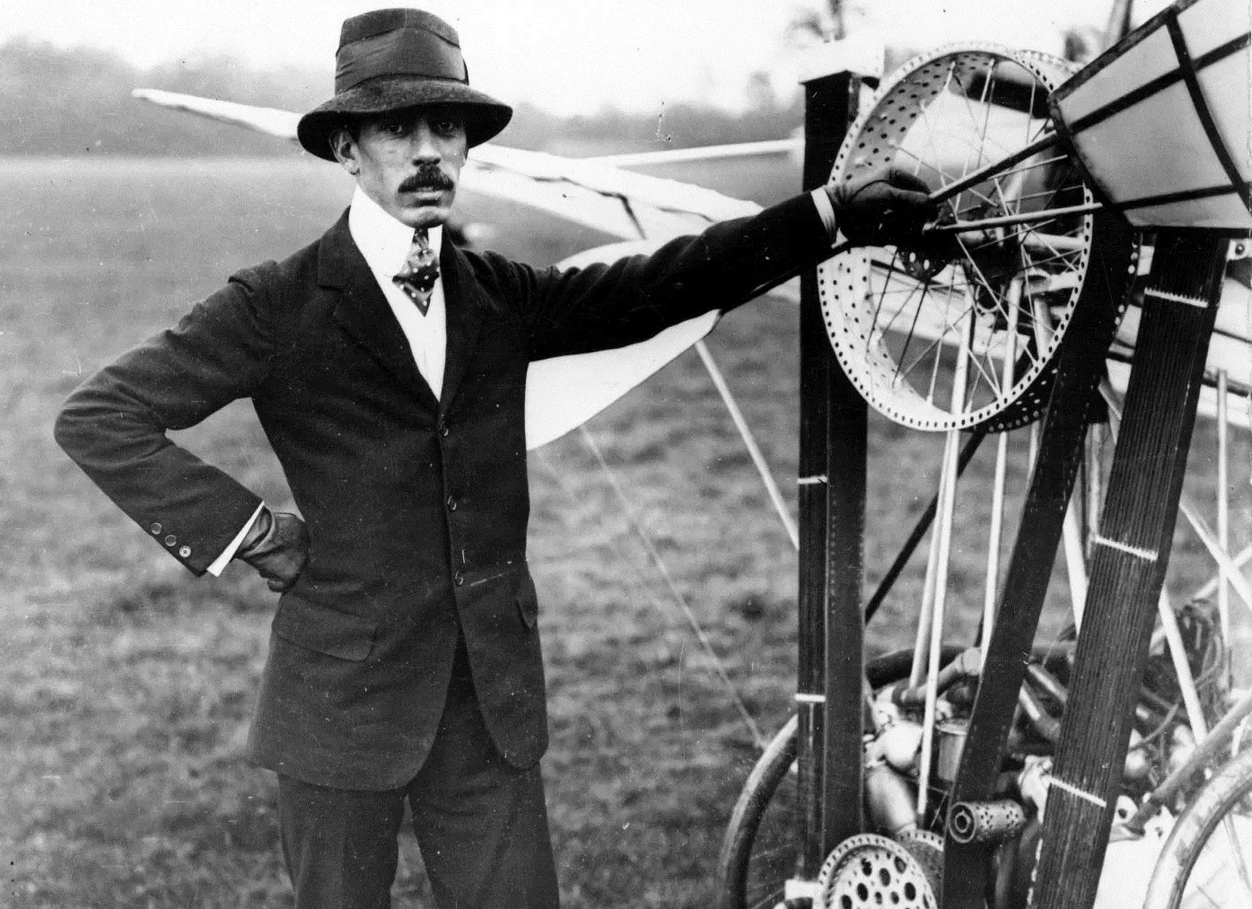 Exposição inédita em Santa Catarina celebra o legado de Santos Dumont