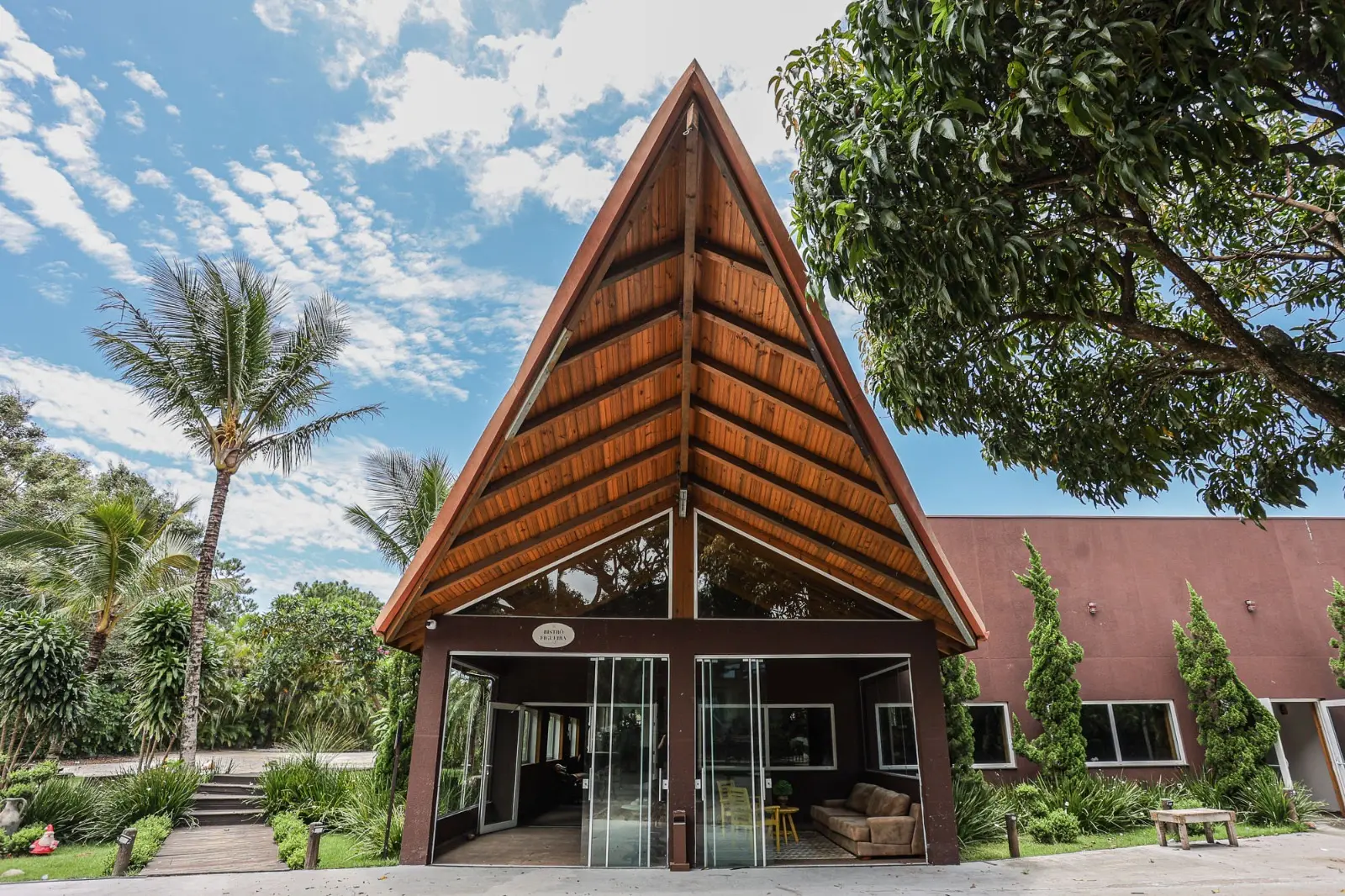 Dia dos Pais: Bistrô da Pousada Estaleiro Guest House reúne gastronomia autoral, natureza e menu especial em Balneário Camboriú