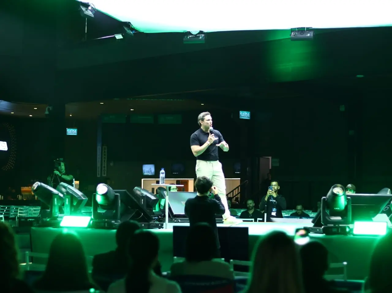 Empreendedorismo em alta: primeira manhã do Empreende Brazil tem palestras de Carlos Wizard e foco em gestão e alta performance