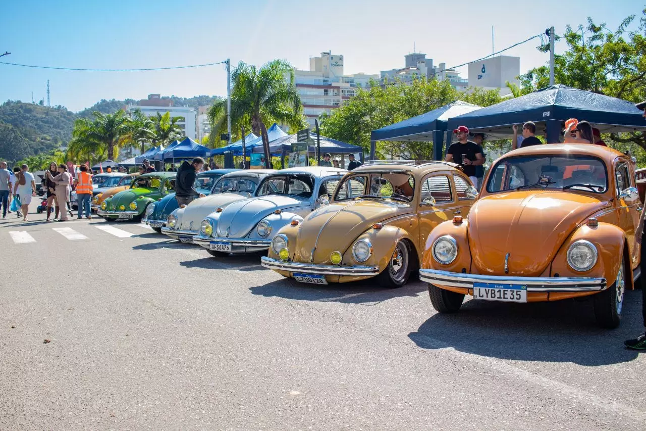 Beira-Mar de São José recebe edição especial da Feira Arte Viva com o Encontro Volks Floripa