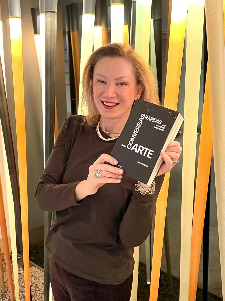 Flávia Tronca lança livro que convida o leitor a olhar a arte de outra forma