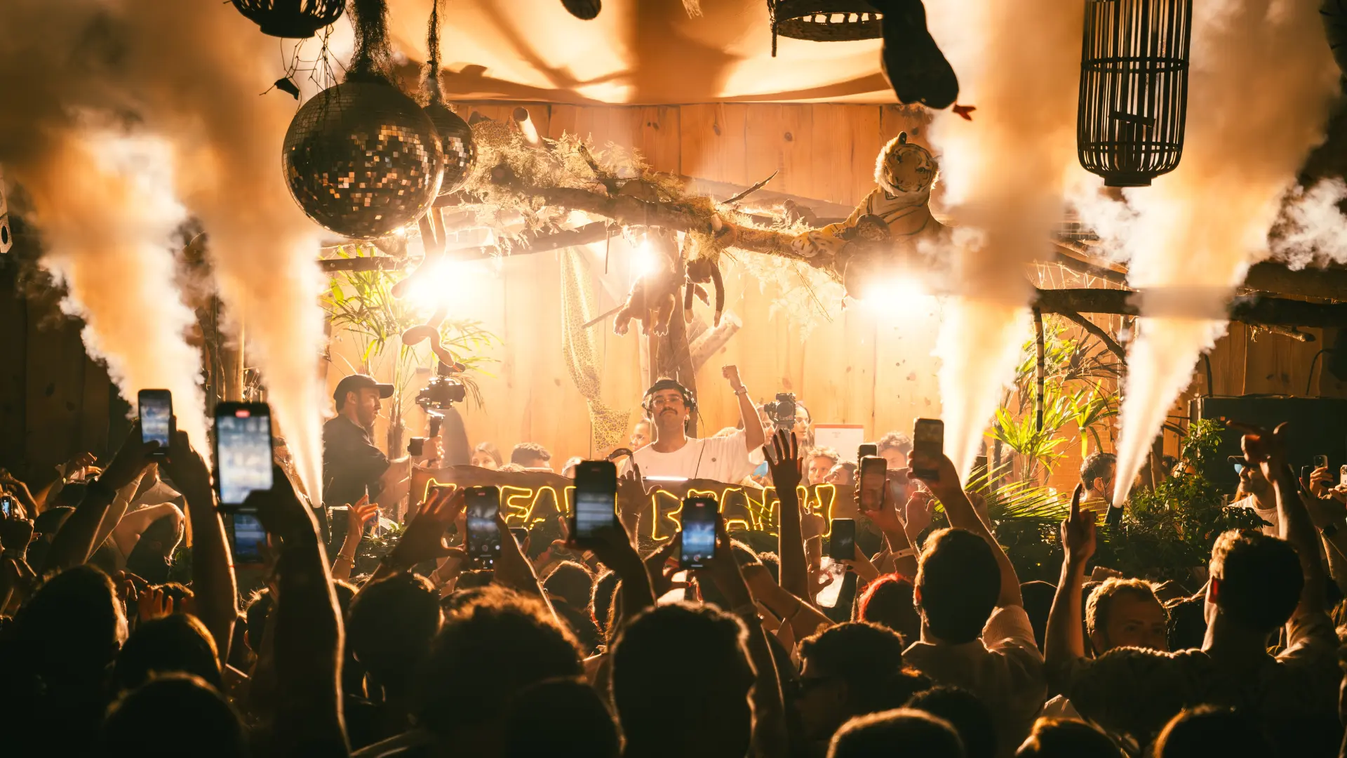 Abertura de verão Safari Beach Jurerê ocorre no dia 26 com DJ francês Koba