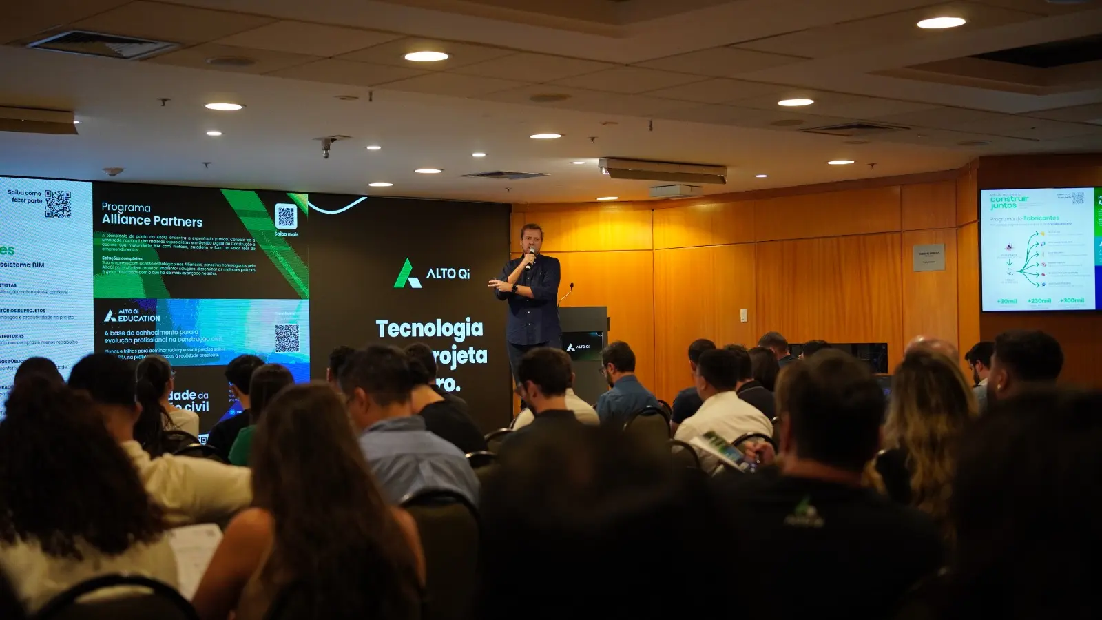 QiConnect Florianópolis promove debates sobre tecnologia e transformação digital na construção civil 