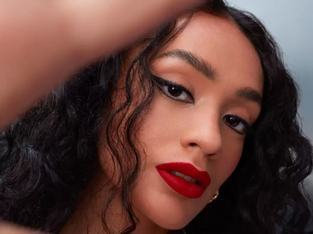 Avon mira em representatividade nos lábios no Dia do Batom