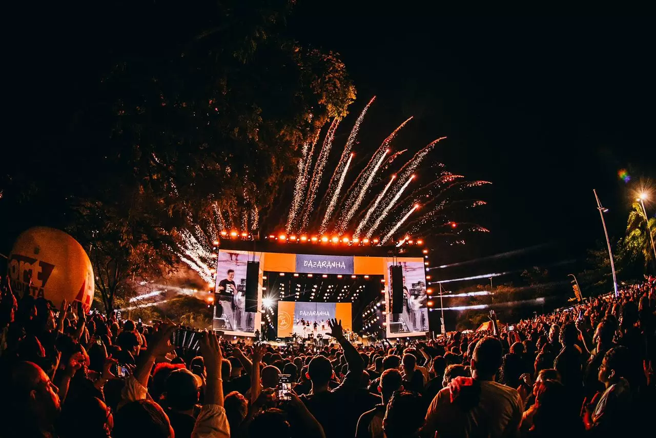 Dazaranha reúne mais de 20 mil pessoas na Beira-Mar Norte em show gratuito da turnê “Entre Cantos”