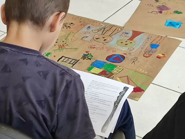 Projeto leva oficinas a escolas públicas da Grande Florianópolis para transformar leitura em experiência coletiva e lúdica