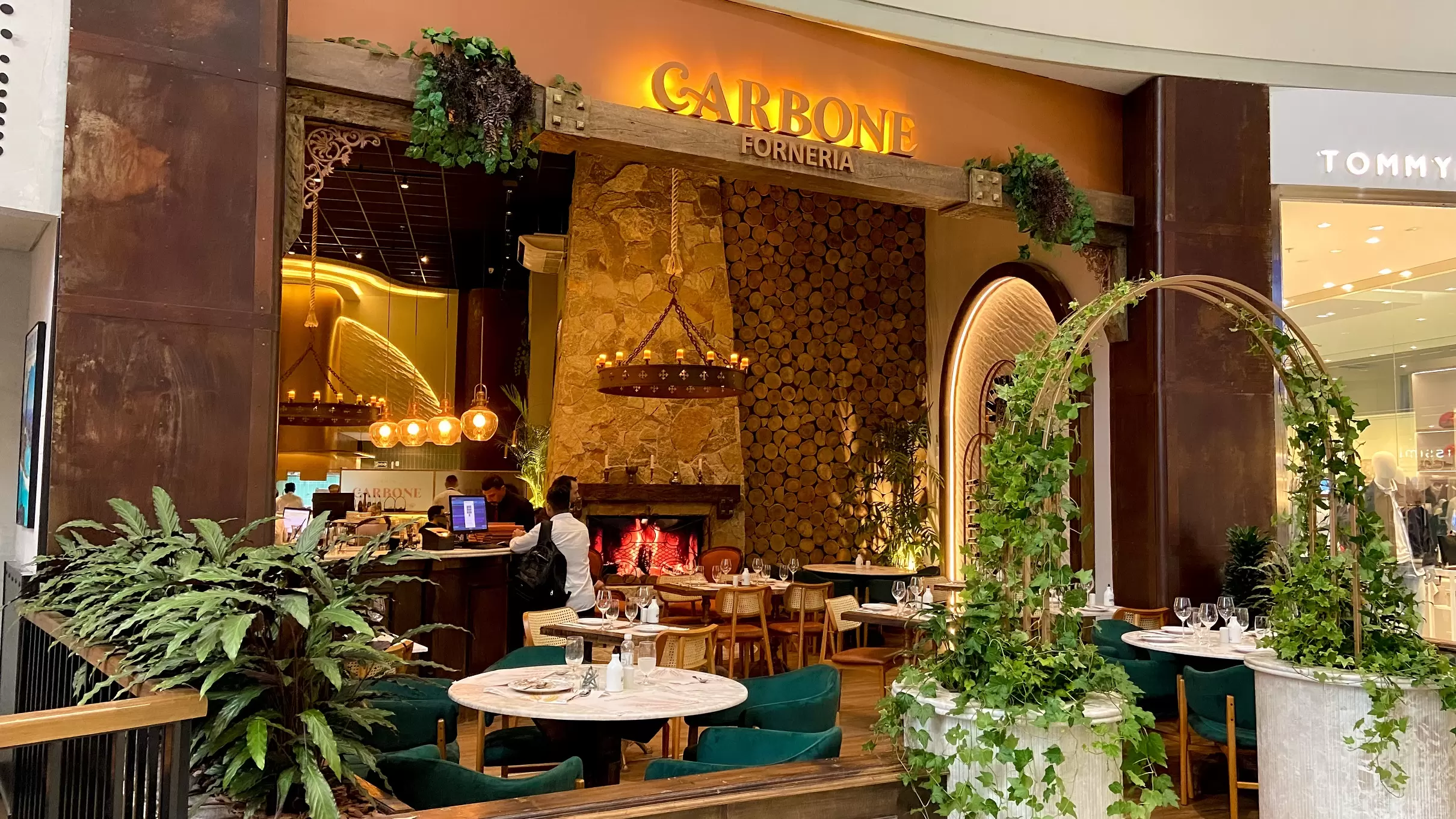 Restaurante Italiano Forneria Carbone inaugura no Continente Park Shopping