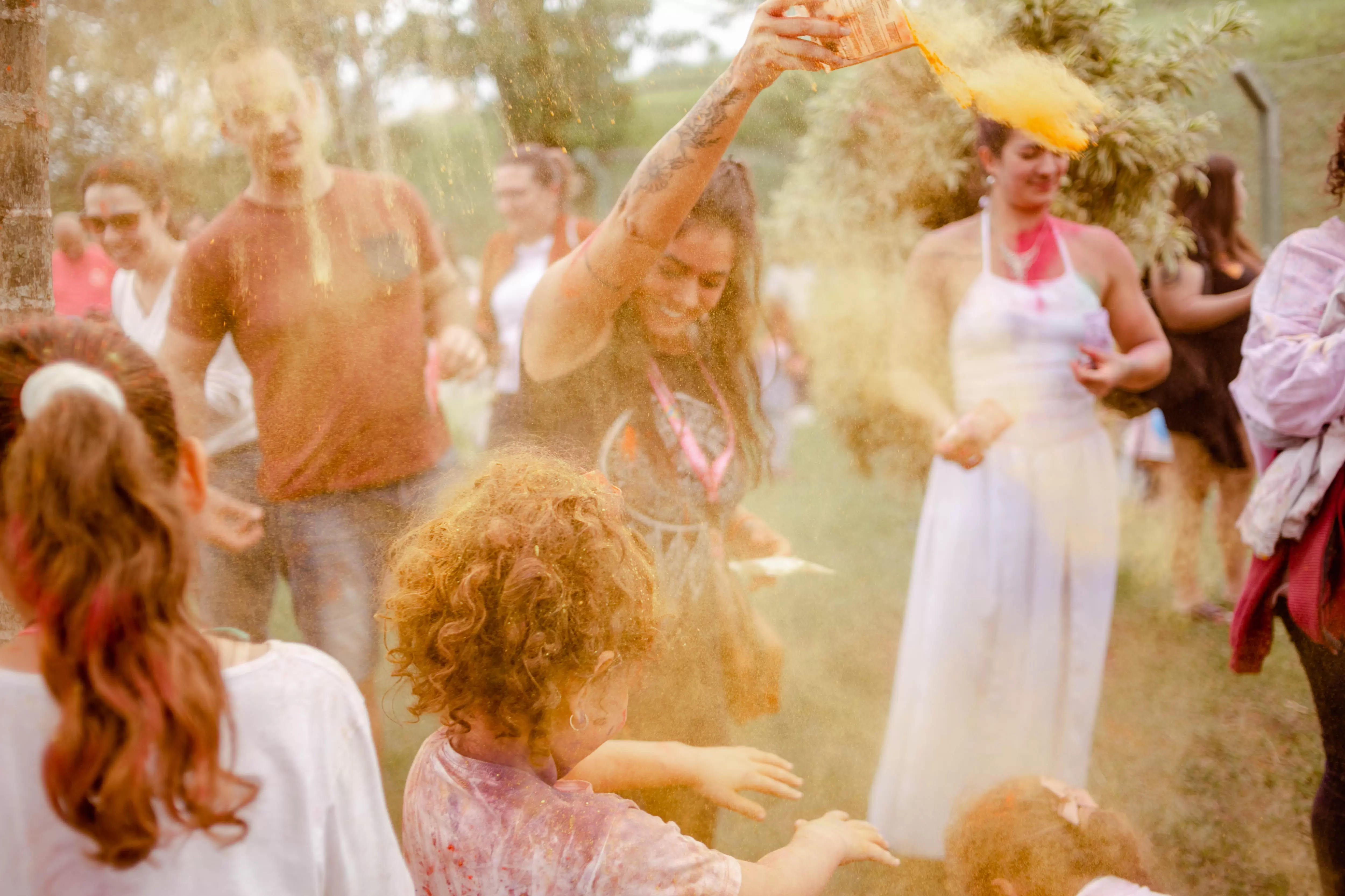Festa das Cores agita o verão no Shopping Itaguaçu