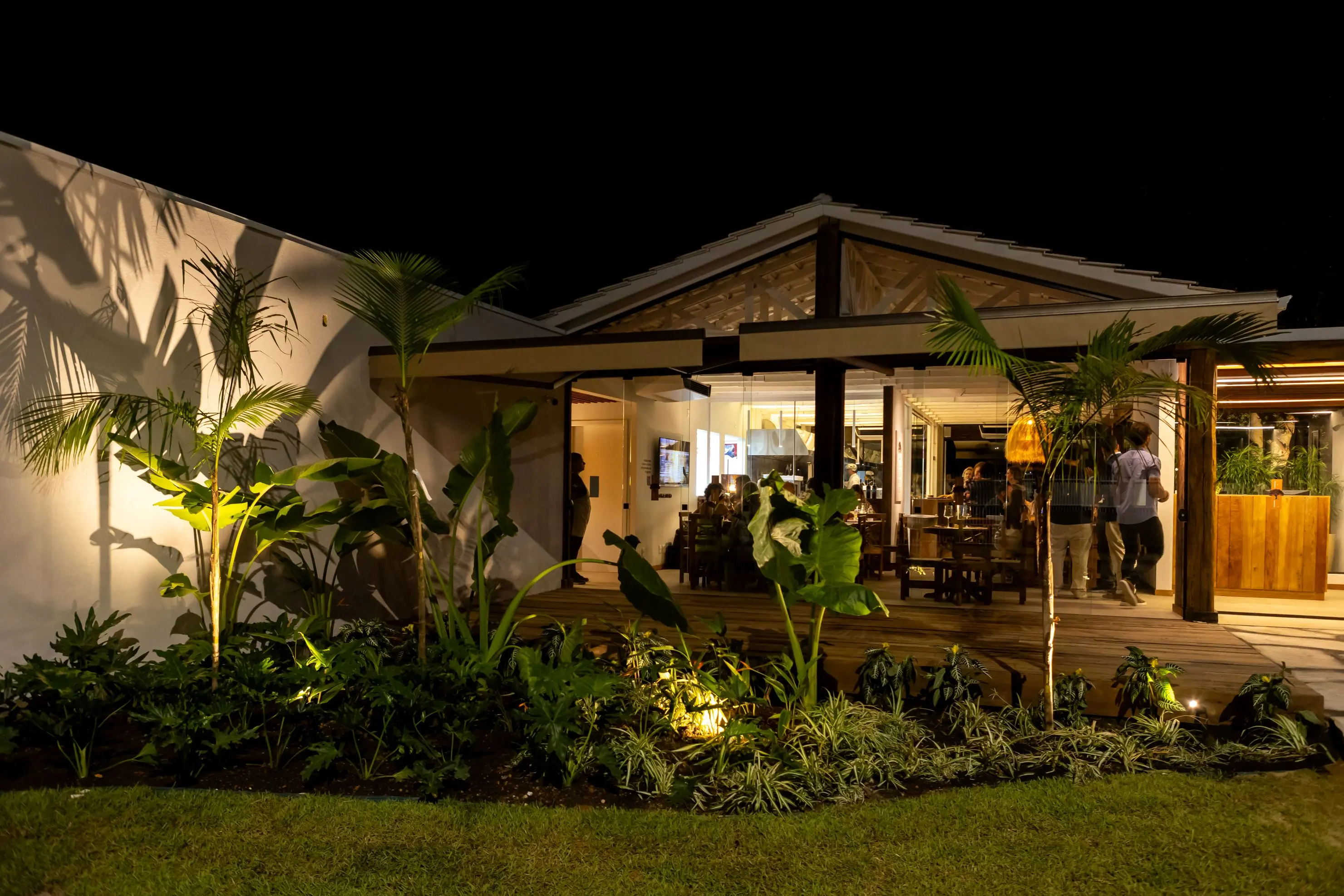 À beira da Lagoa da Conceição, restaurante inaugura nova experiência gastronômica e antecipa o conceito de empreendimento de alto padrão em Florianópolis