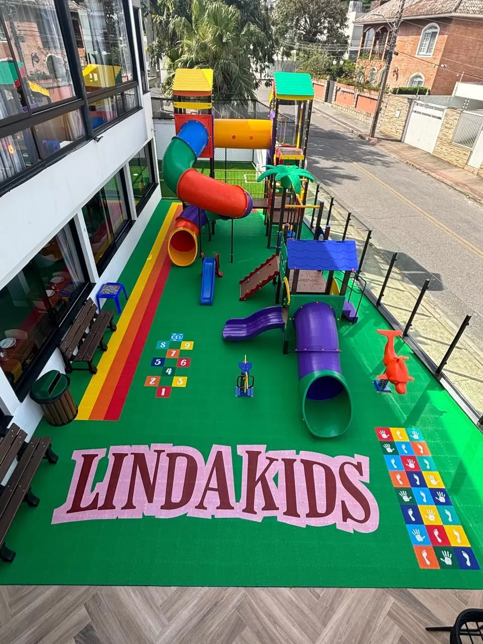 Restaurante de Florianópolis atrai famílias com área kids educativa e campo de futebol