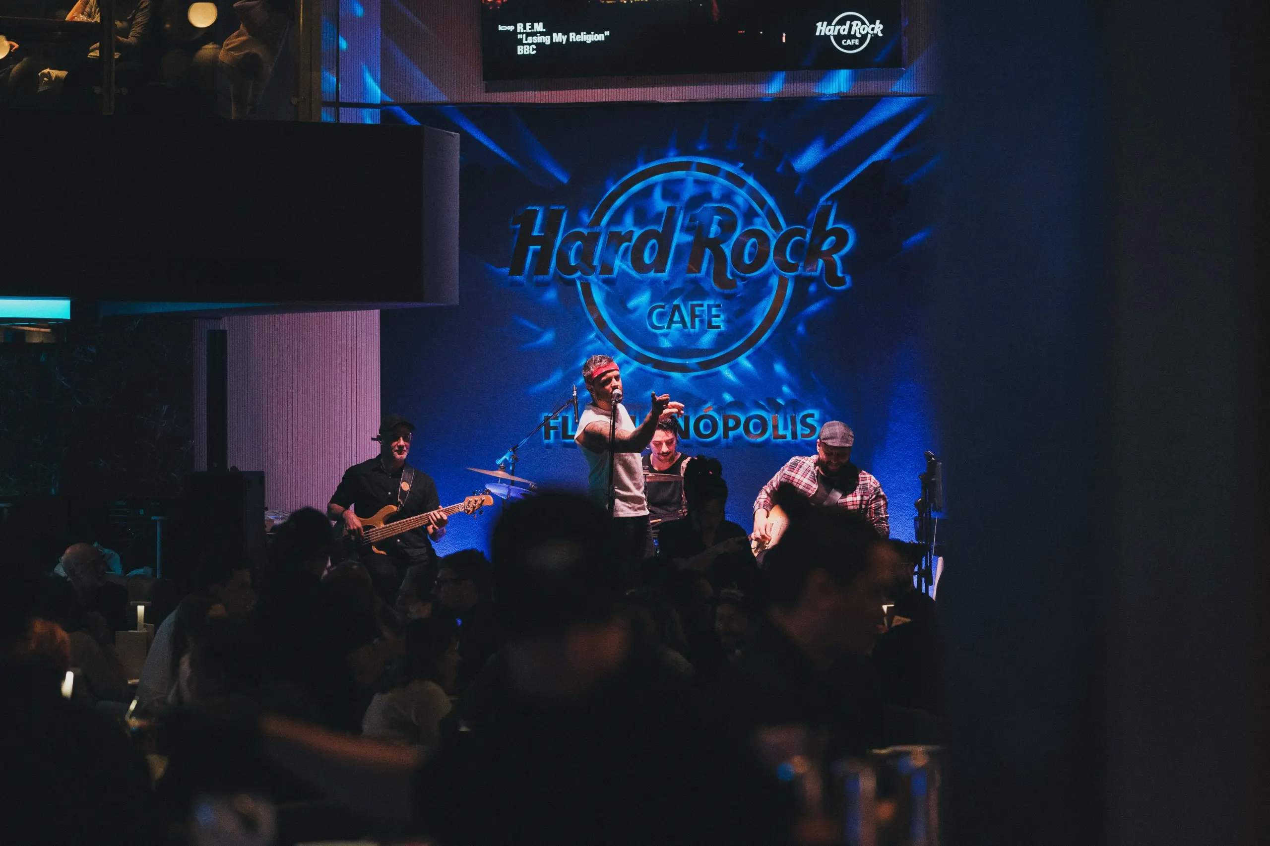 Villa Romana Shopping celebra Dia do Rock com tributos a NX Zero, Paramore e Paralamas no Hard Rock Cafe Florianópolis