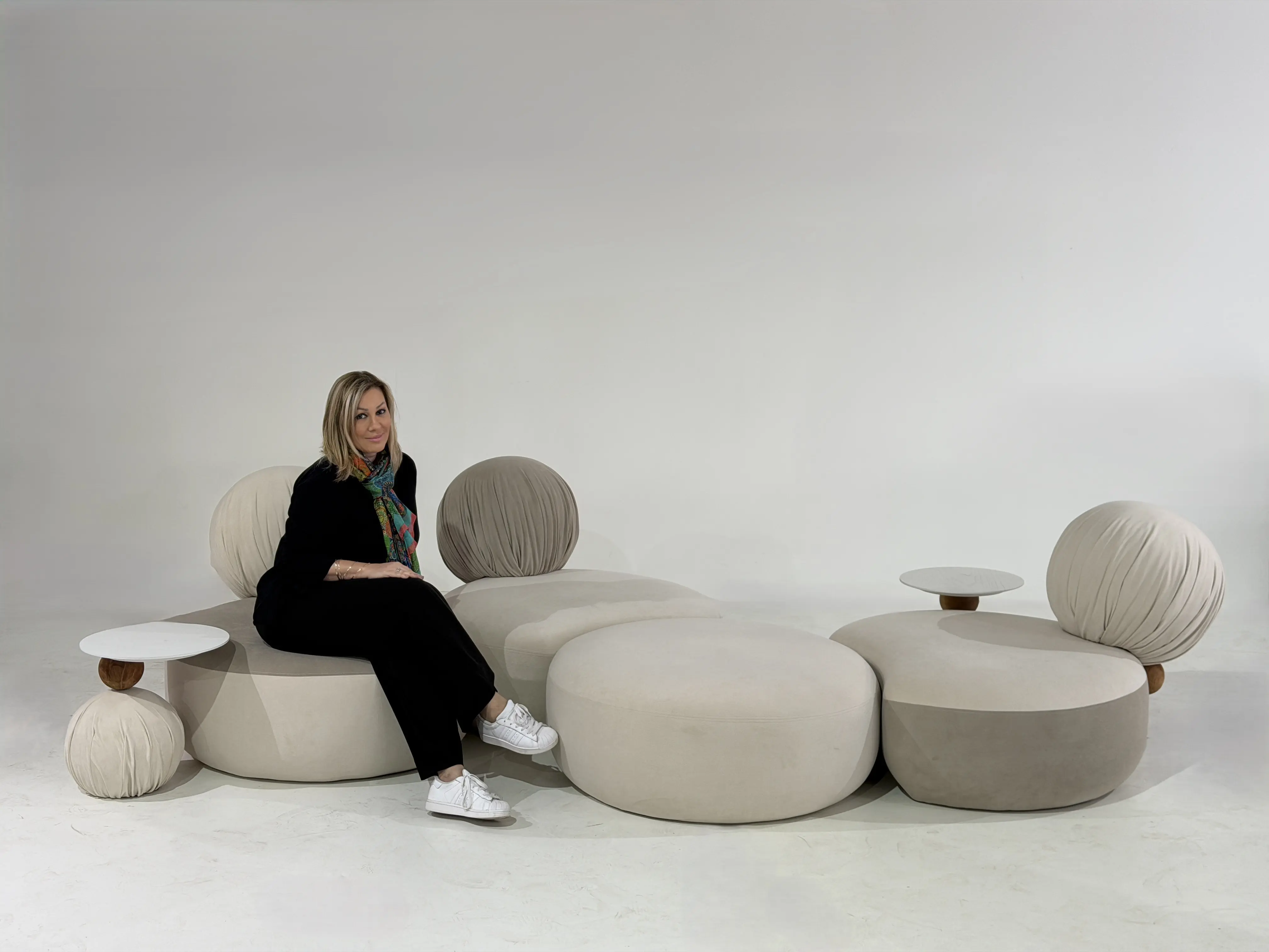 Designer Anna Maya revela o Sofá Ginga, seu novo lançamento, durante o Salone del Mobile Milano 2026