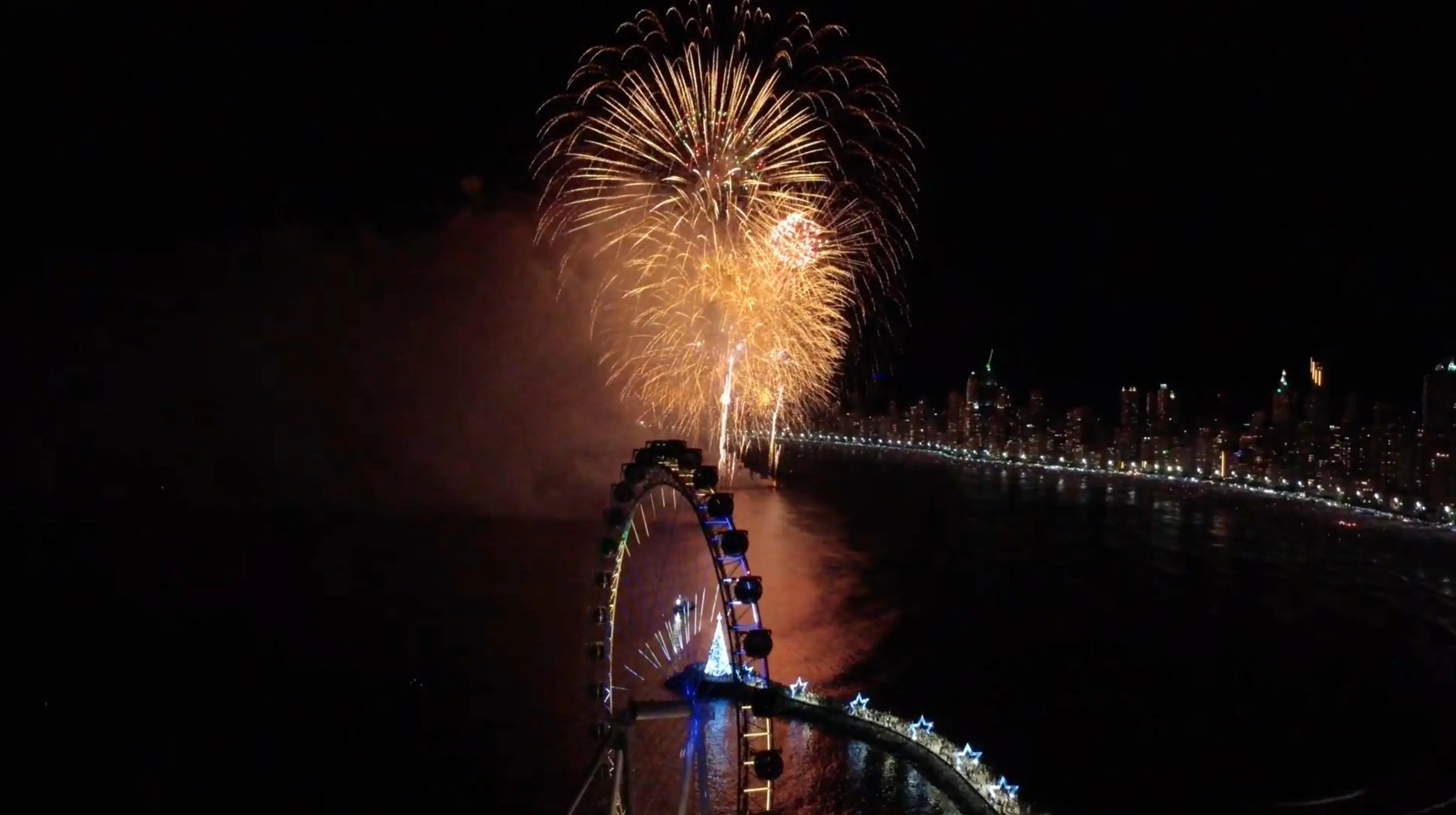 Réveillon de Balneário Camboriú reúne mais de um milhão de pessoas em espetáculo de luzes e tecnologia