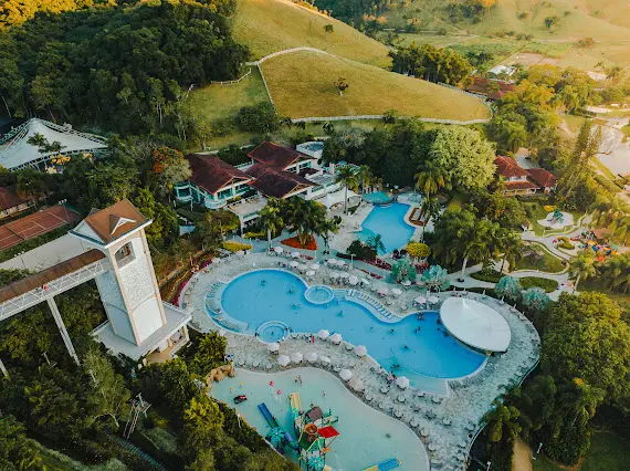 Frio com pé na água: descubra por que a maior piscina aquecida do Sul do Brasil pode ser o destino favorito do inverno 2026
