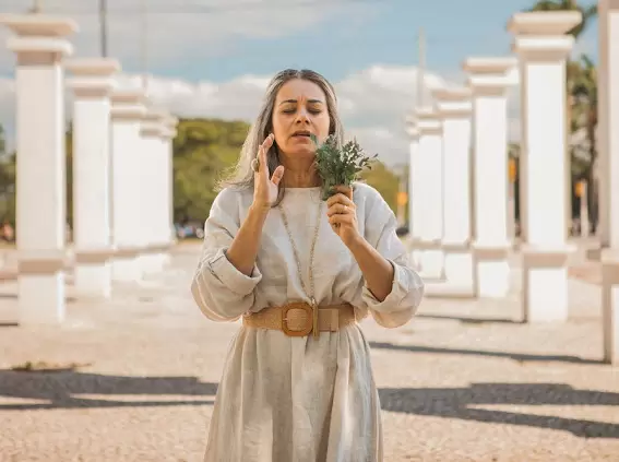 Camila Benzedeira retoma Rodas de Bênção em Florianópolis com tradução em Libras e foco na ancestralidade