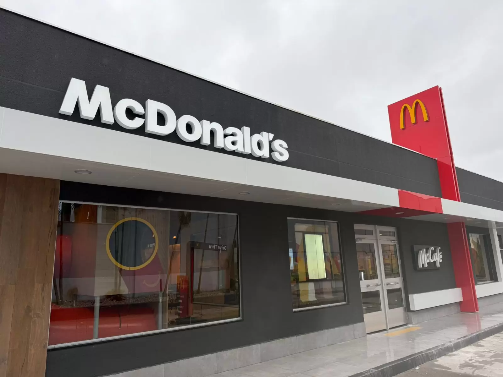 McDonald's moderniza restaurante em Balneário Camboriú e anuncia geração de empregos na cidade
