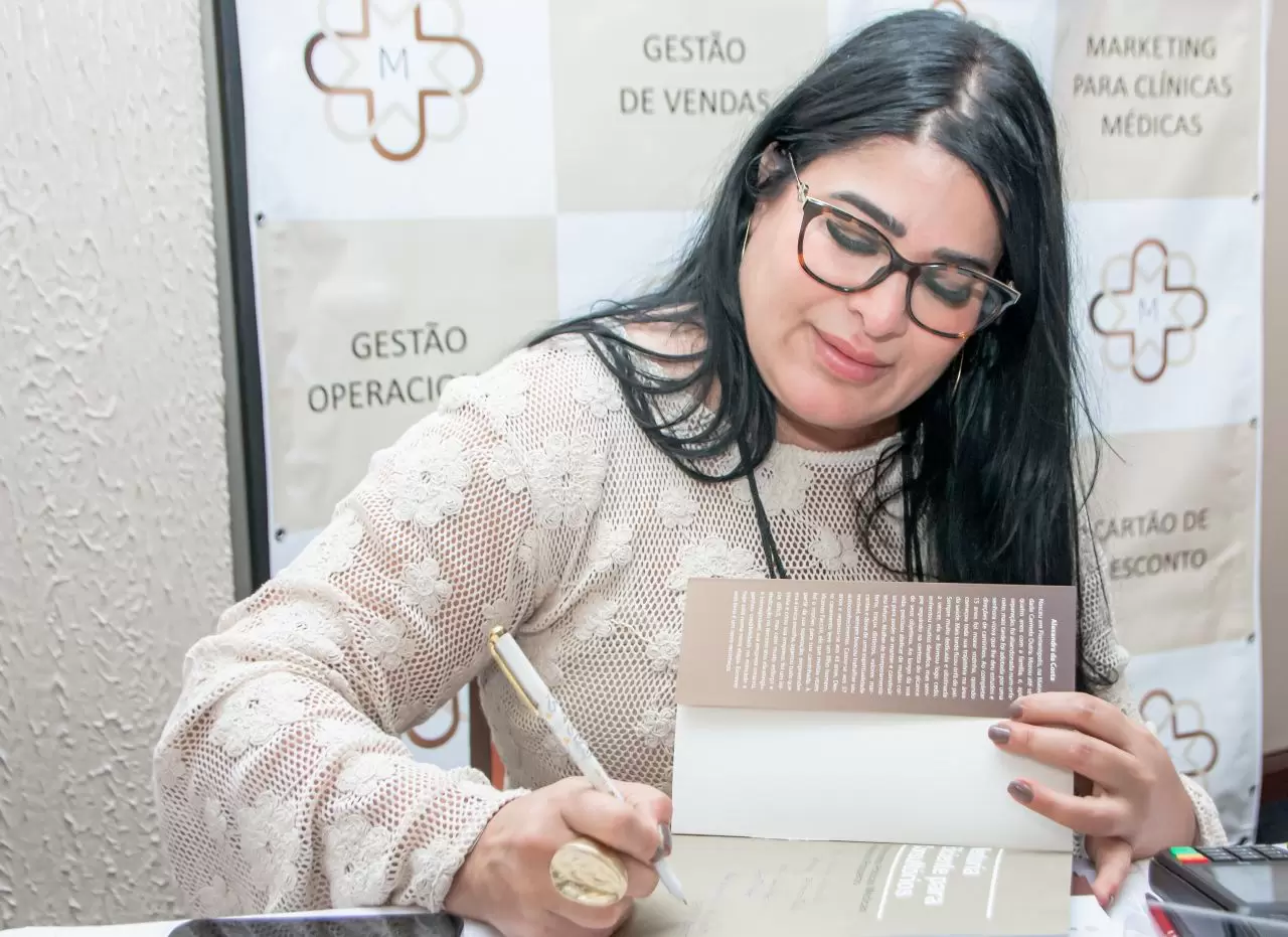 Alexandra da Costa lança livro para transformar consultórios médicos em negócios lucrativos