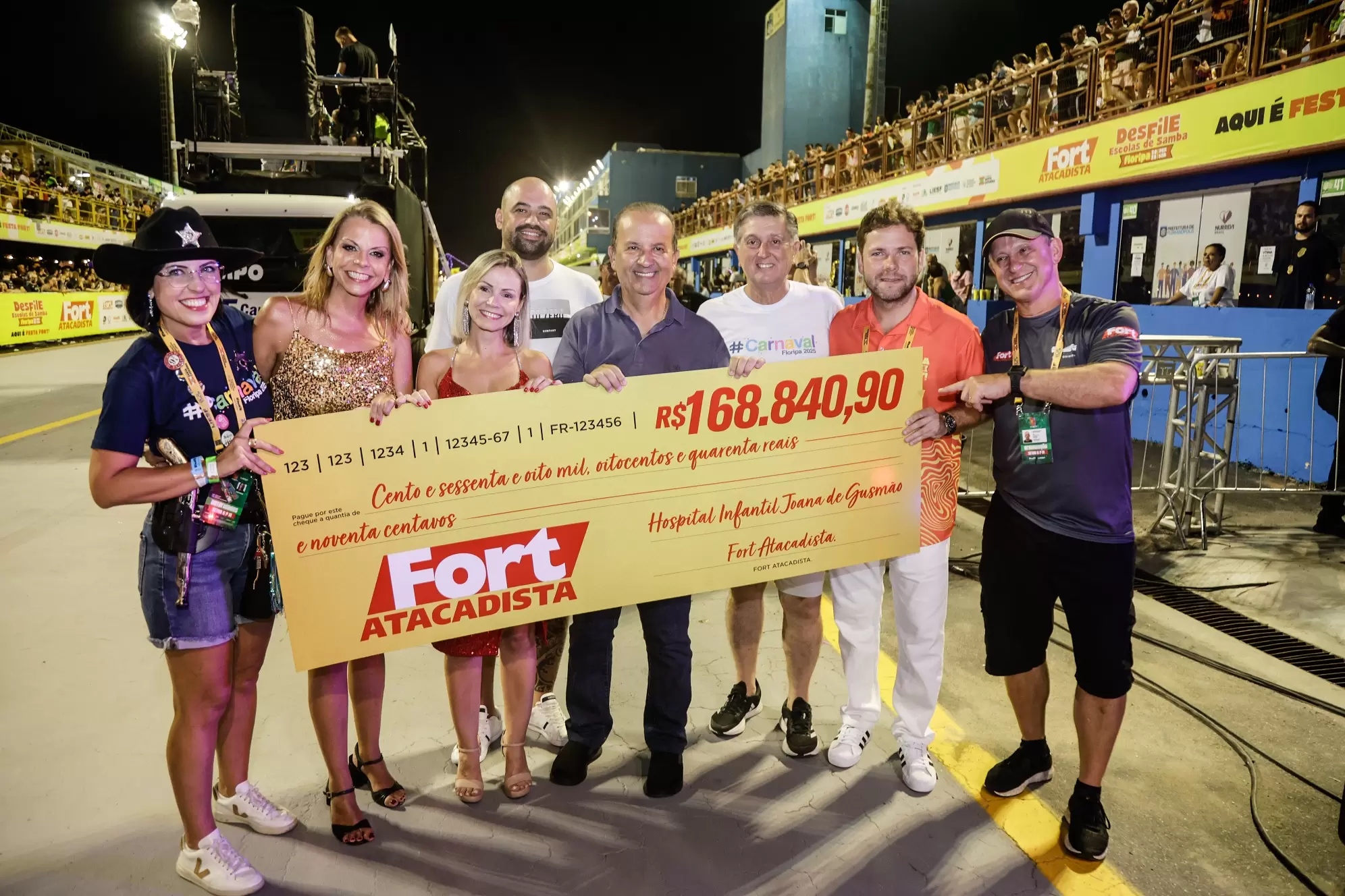 Fort Atacadista doa mais de R$ 168 mil ao Hospital Infantil Joana de Gusmão no Desfile das Escolas de Samba de Florianópolis