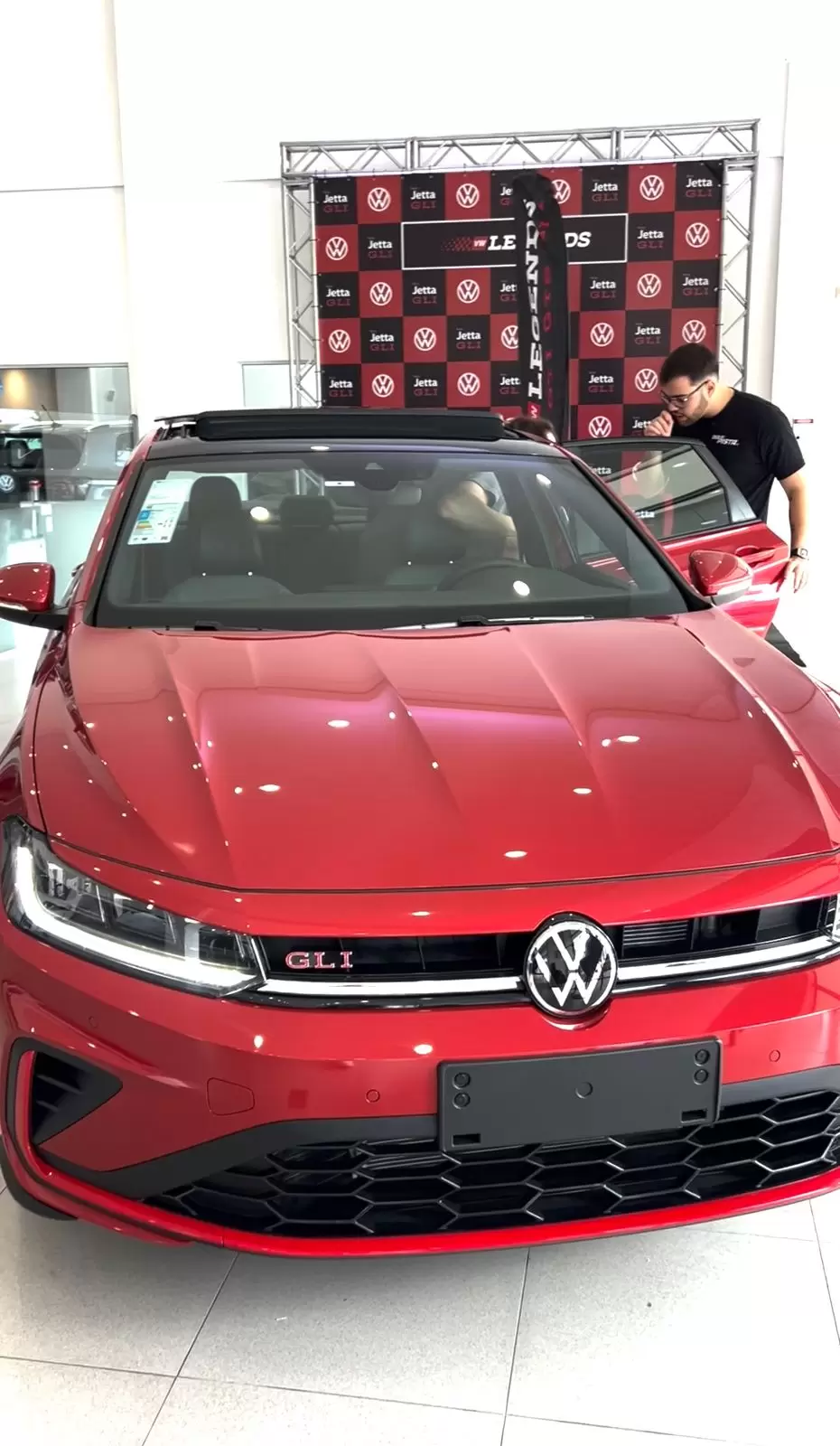 Concessionária Promenac Praia Brava, em Itajaí, apresenta o novo Jetta GLI 2026