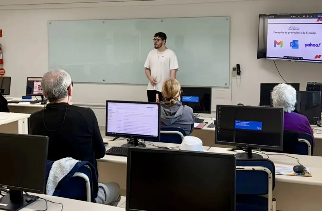 Tecnologia que acolhe: oficina gratuita ajuda imigrantes a se conectar, acessar direitos e construir uma nova vida em Florianópolis