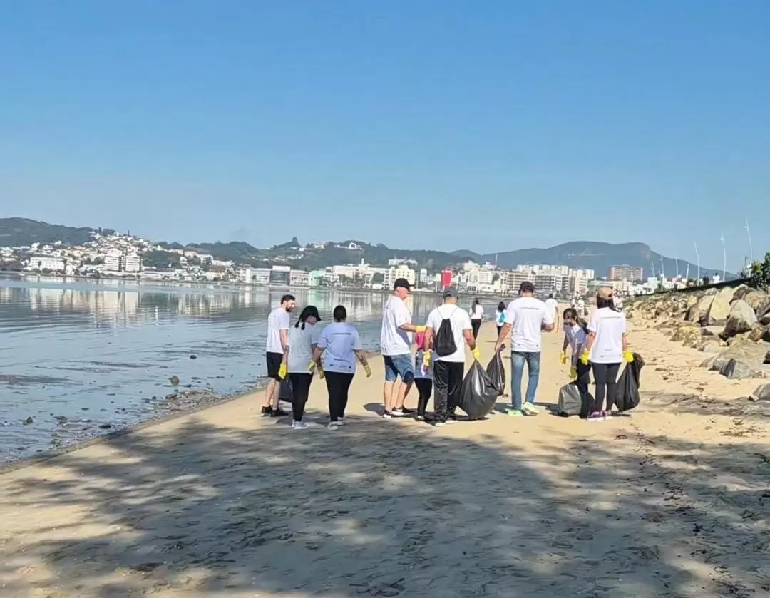 Voluntários retiram mais de 400 kg de lixo na beira-mar de São José (SC)