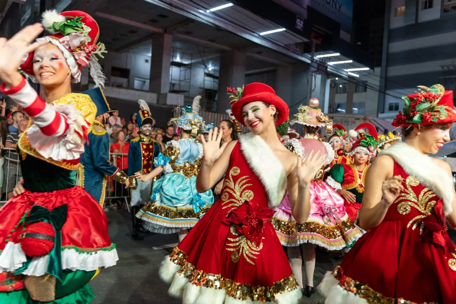 Bailarinos do Corpo de Baile de Itajaí participam de desfiles de Natal da região