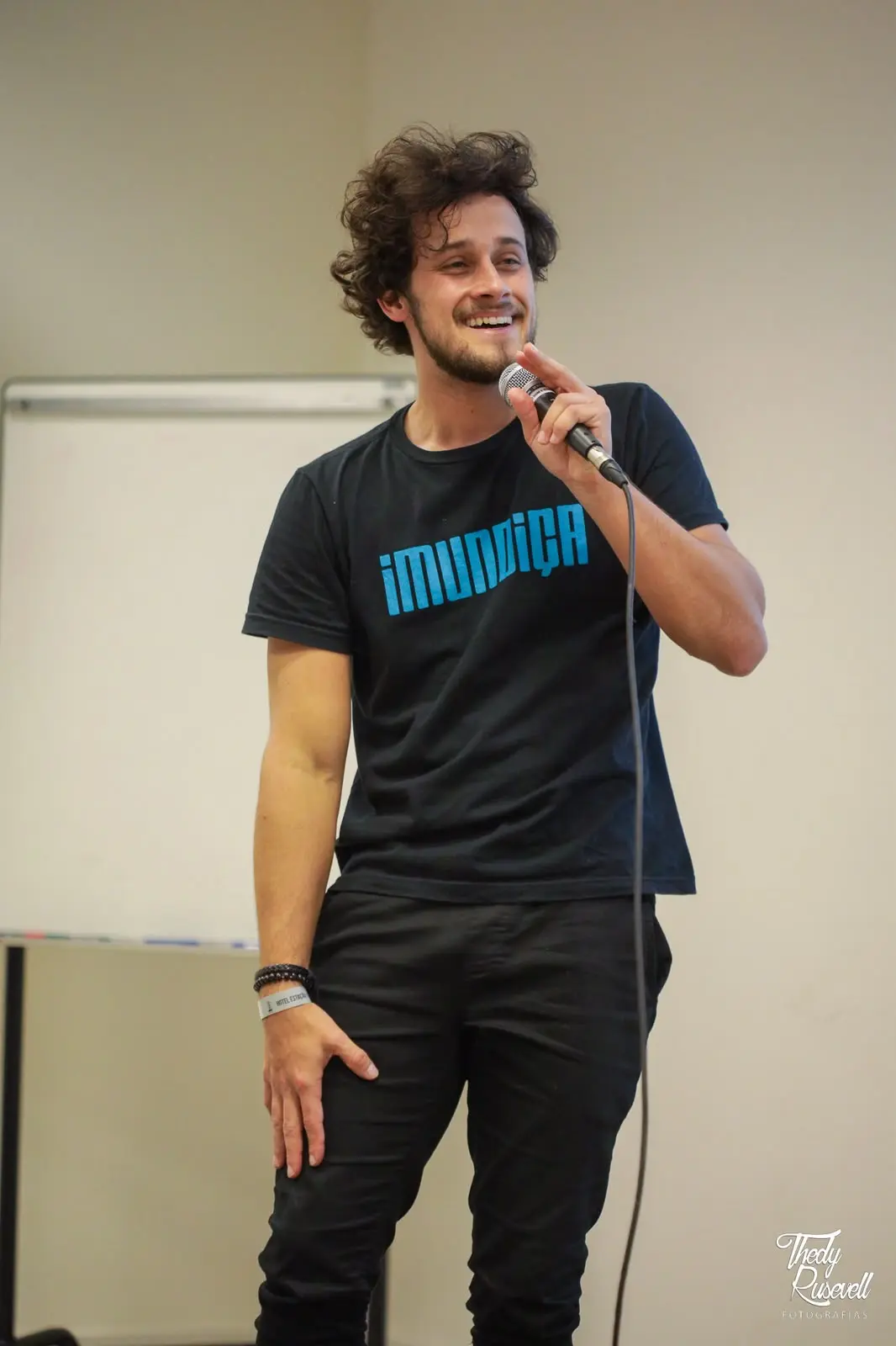 Indicado ao iBest, humorista Jorge Gastaldi leva aos teatros um show sobre os tropeços da vida adulta