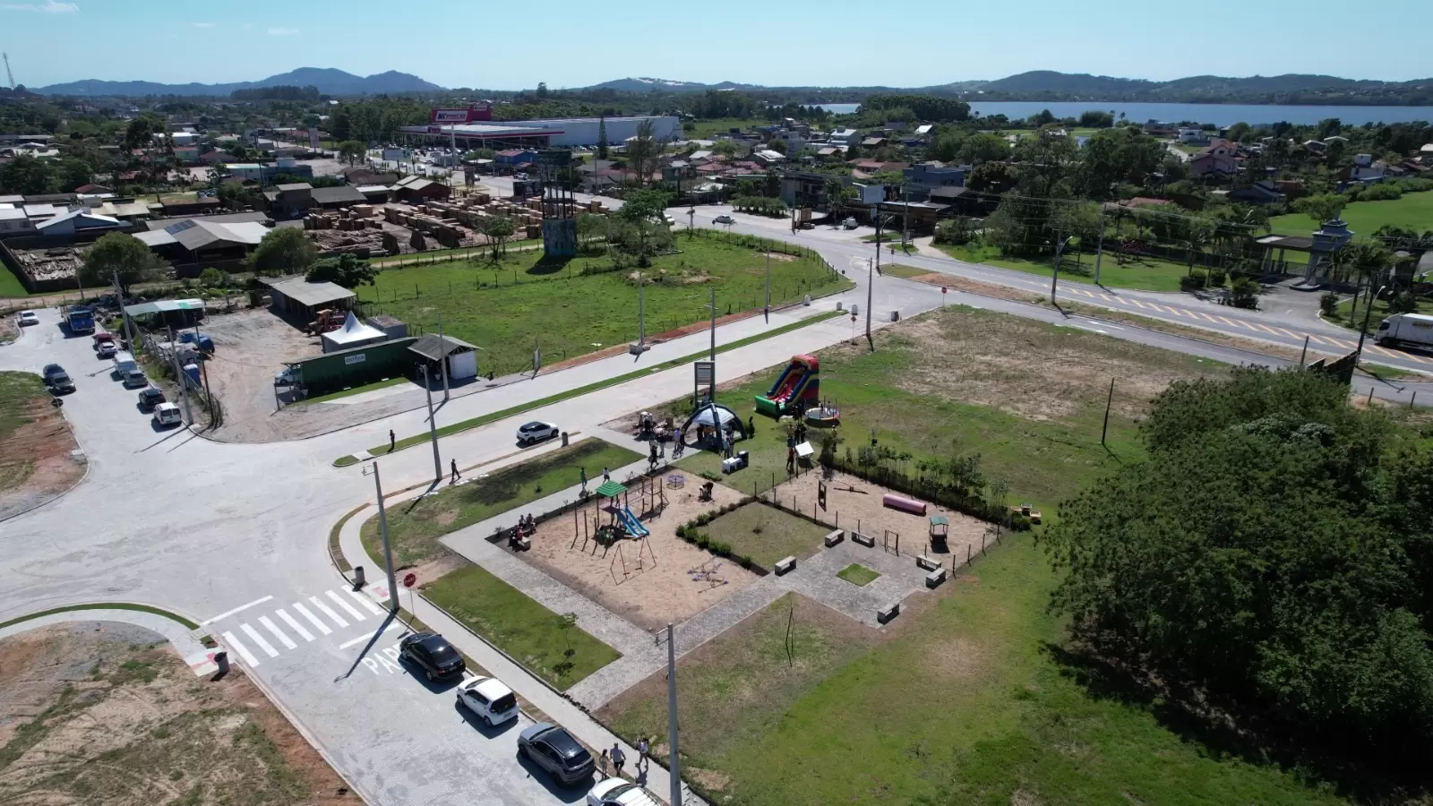 PLANTIO DE MUDAS MARCA NOVA ETAPA DE BAIRRO EM IMBITUBA