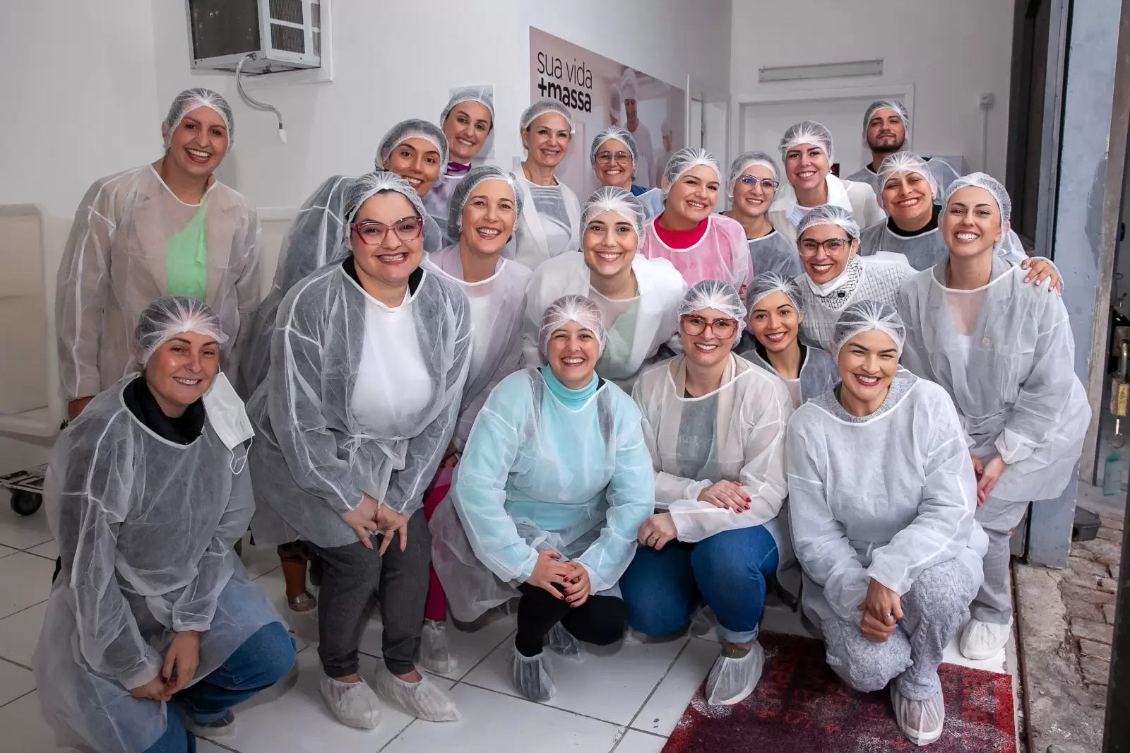 Empresárias da Aemflo e CDL São José participam de vivência em fábrica e colocam a “mão na massa