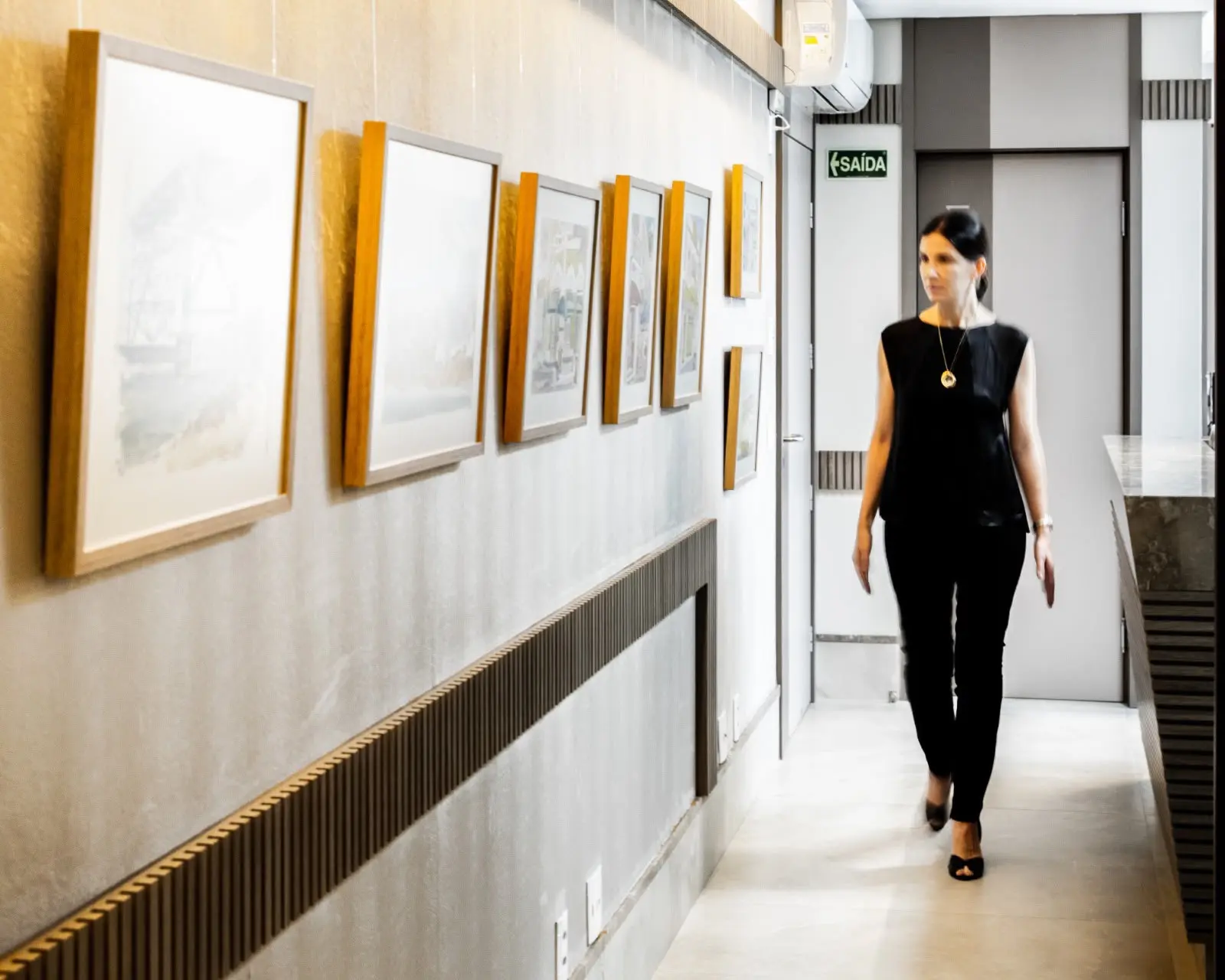Medicina da Pele comemora 10 anos com vernissage na sala de espera, que é também galeria de arte