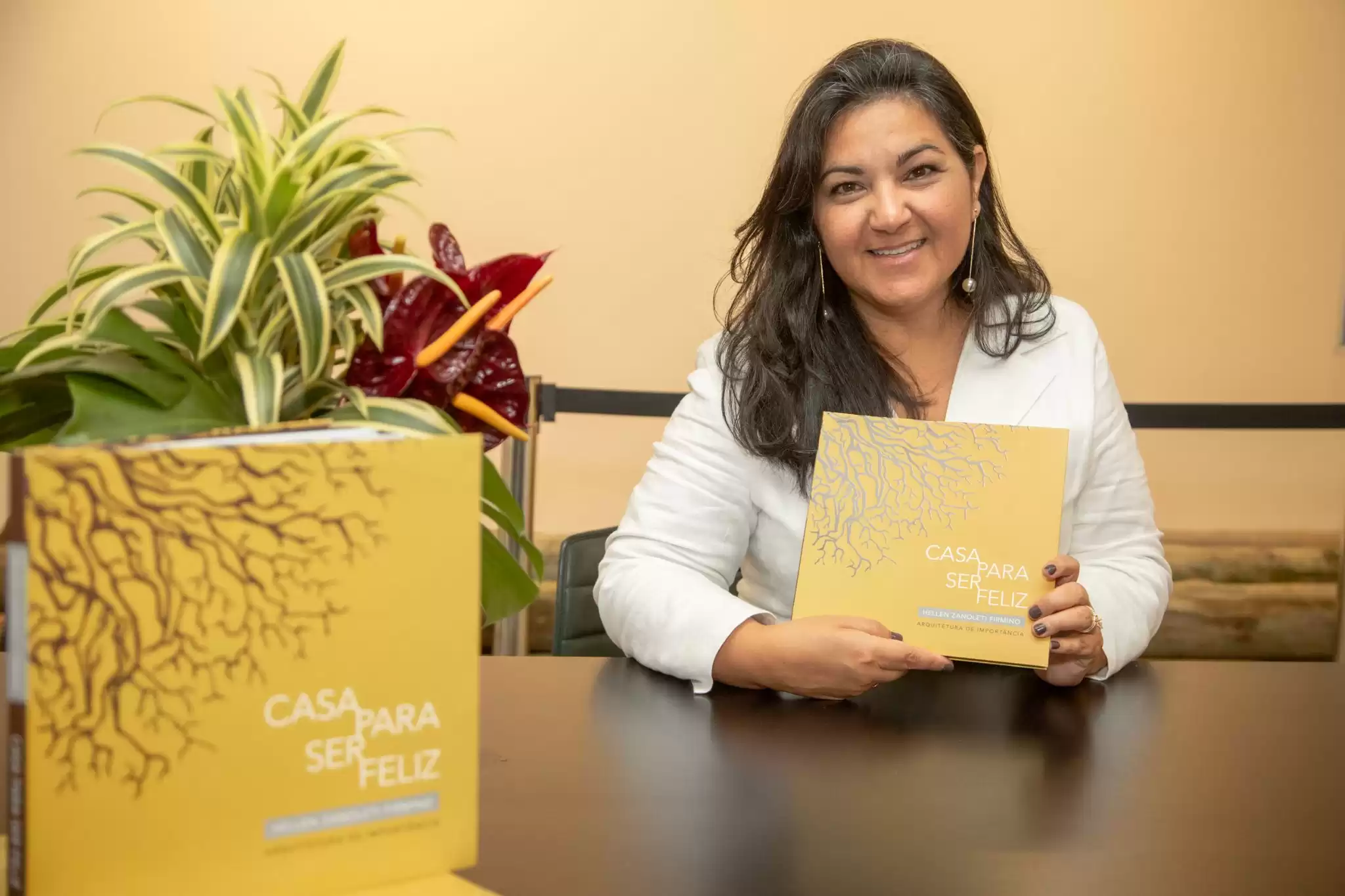 Arquiteta e escritora gaúcha Hellen Firmino lança publicação em Florianópolis