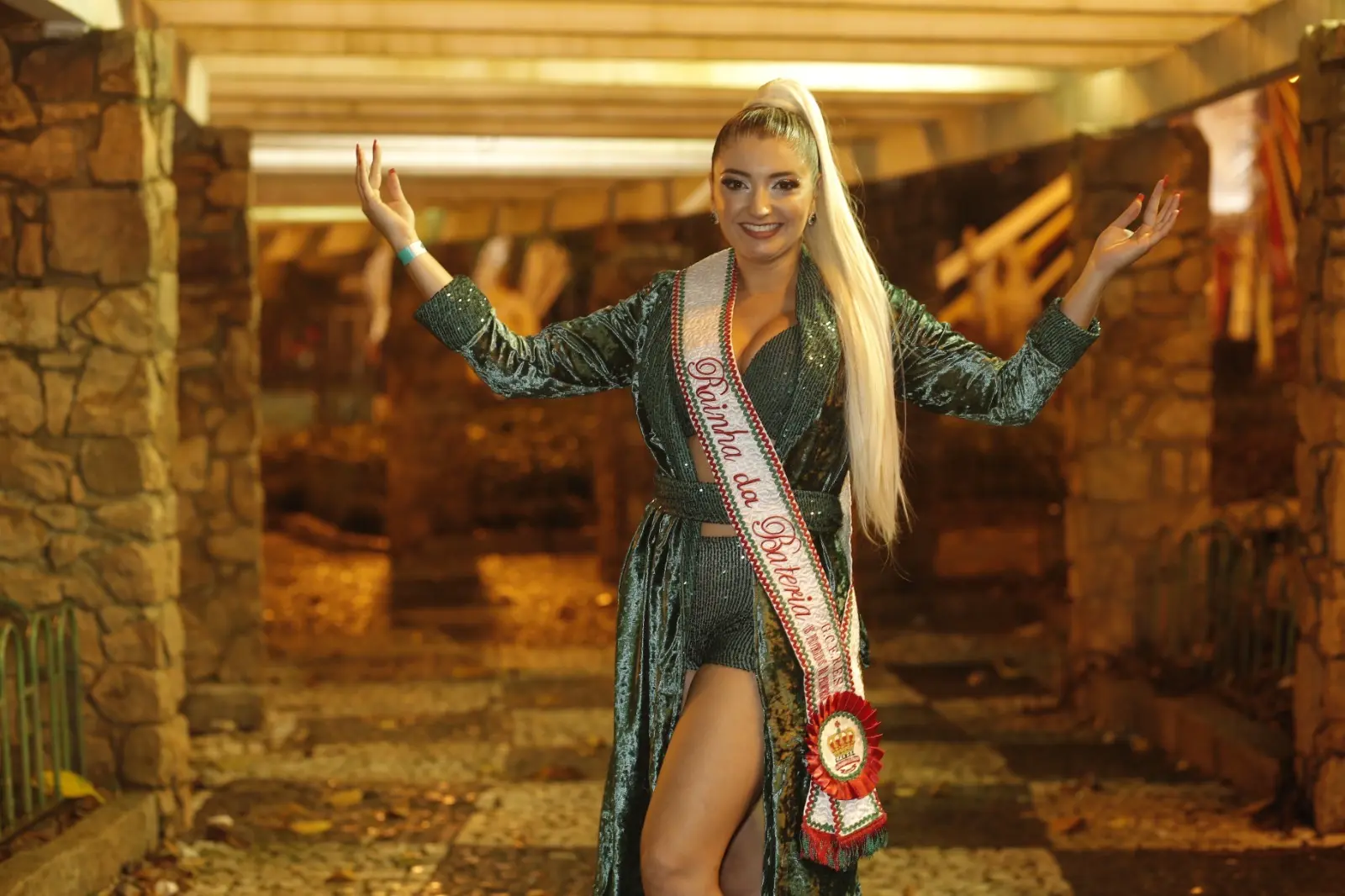 Da paixão de infância à coroa de rainha de bateria da Protegidos da Princesa