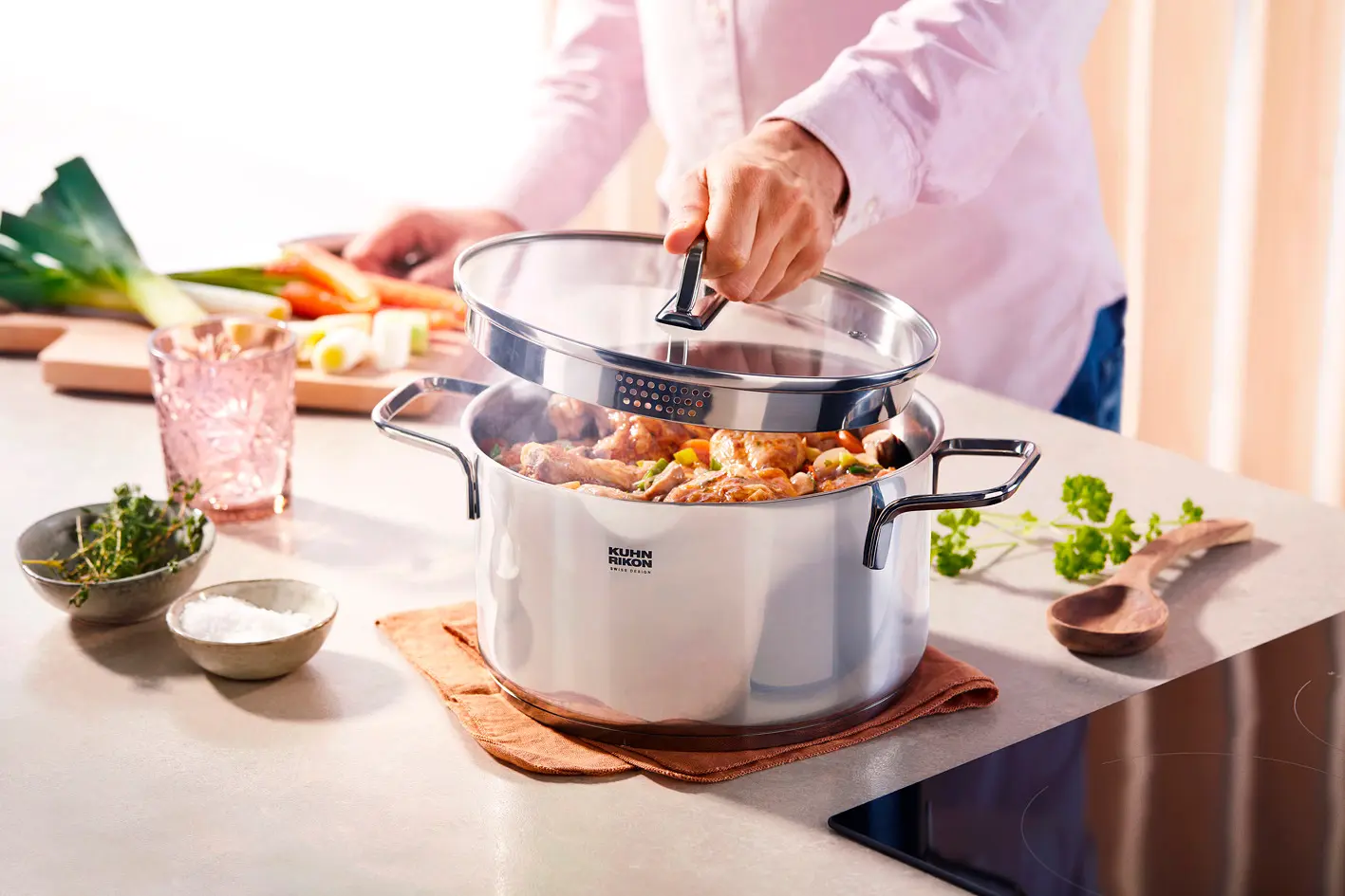Compra da semana vira projeto na cozinha: Bistek chega à 11ª campanha de selos, e a coleção da vez traz panelas de marca suíça